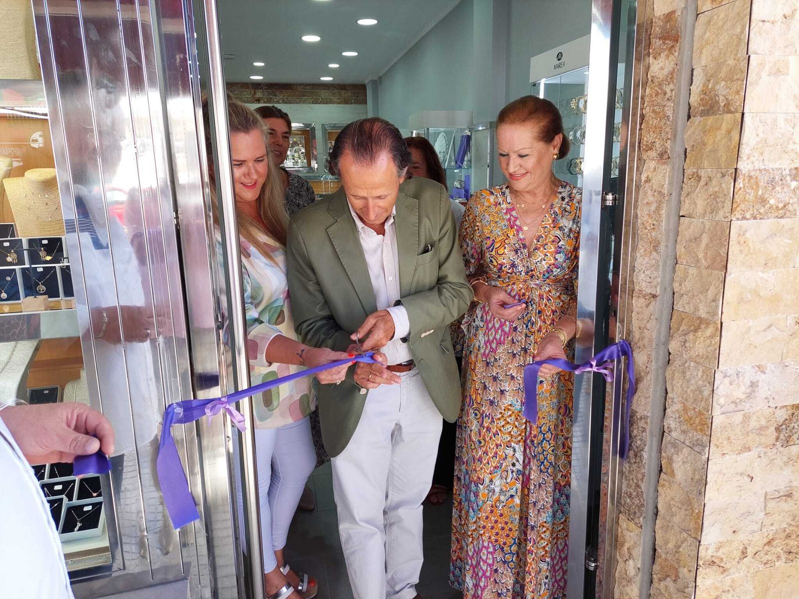 El alcalde inaugura el nuevo local de la Joyería Patri en el 30 aniversario de su apertura en carretera de Fuente Amarga