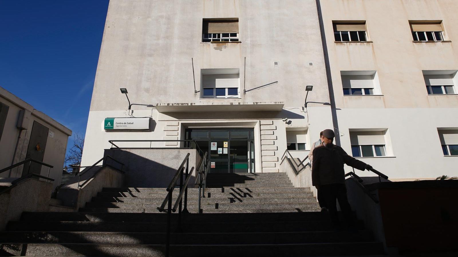 Entrada del Centro de Salud Menéndez Tolosa de Algeciras, este lunes. Los accesos del centro lucían tranquilos pese a la huelga de médicos.