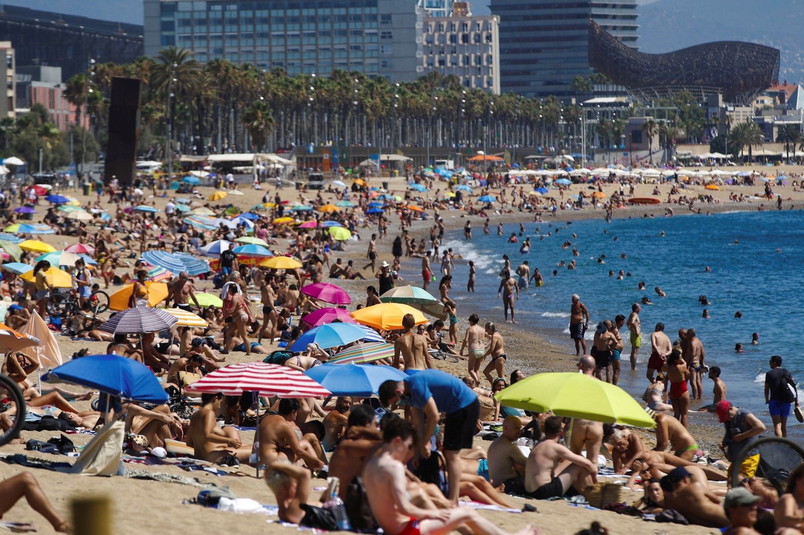 La playa de San Sebastián de Barcelona, este domingo.