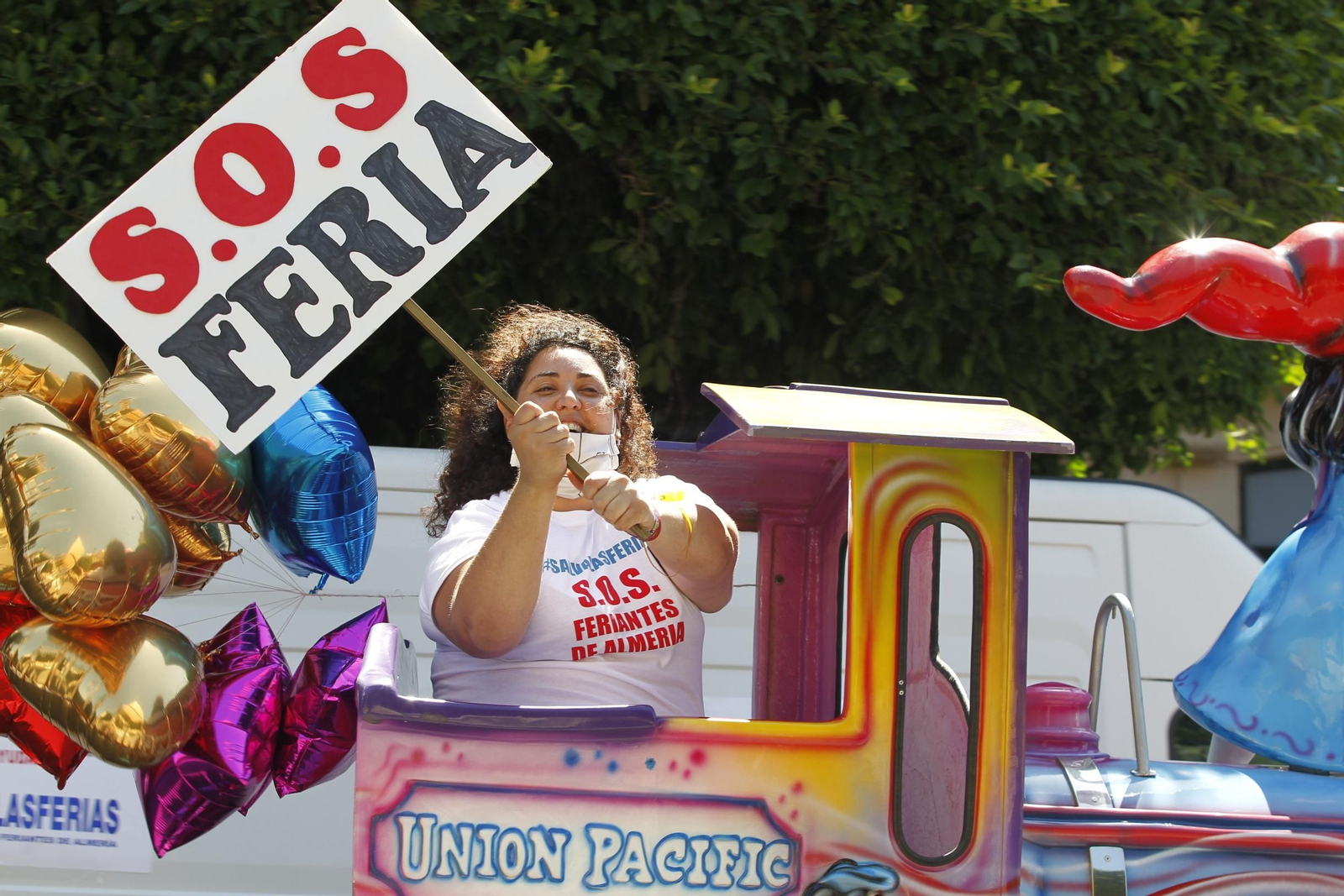 "SOS a los feriantes de Almería" y lazos negros en solidaridad con los fallecidos por la COVID-19