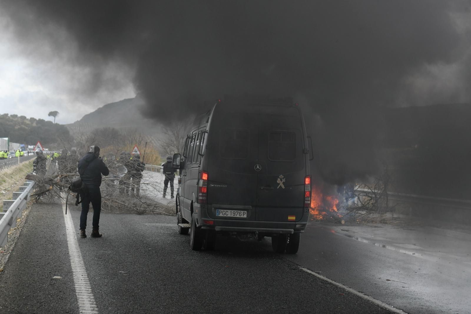 La intervención de la Guardia Civil en el corte de la A-92 por los agricultores, desde dentro