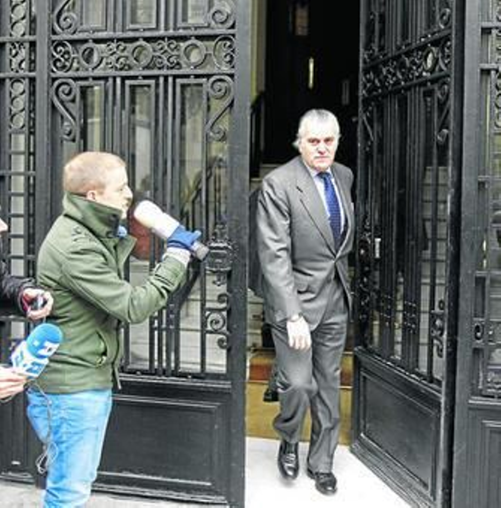 El ex tesorero del PP, Luis Bárcenas, a la salida de su domicilio a finales del mes pasado.