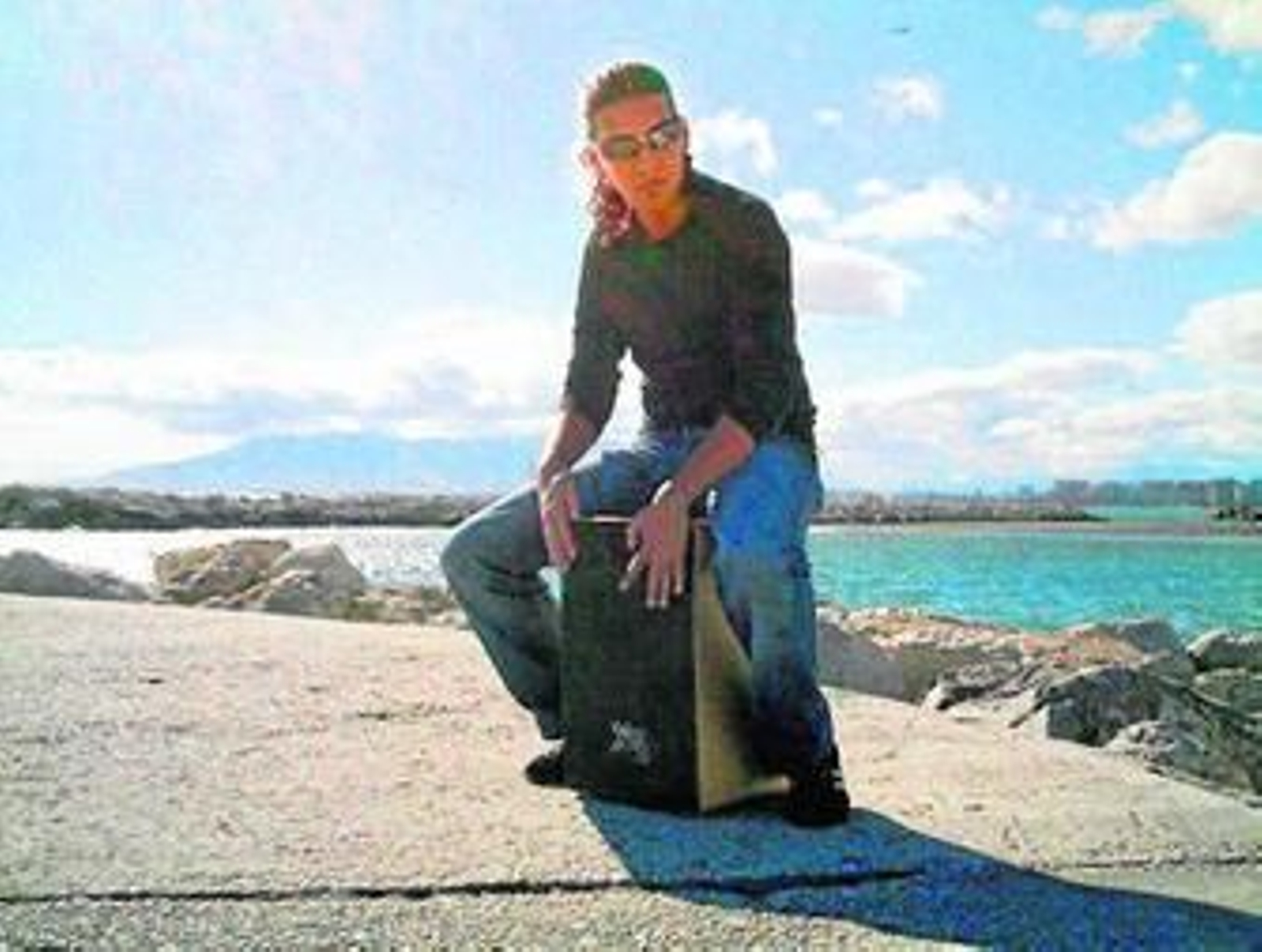 1. A la izquierda, Juanma 'El Canastero', percusionista desde hace 12 años y procedente de una familia de flamenco empezó tocando la guitarra . 2. David Galiano da el compás a bailarines de la talla de Rafael Amargo