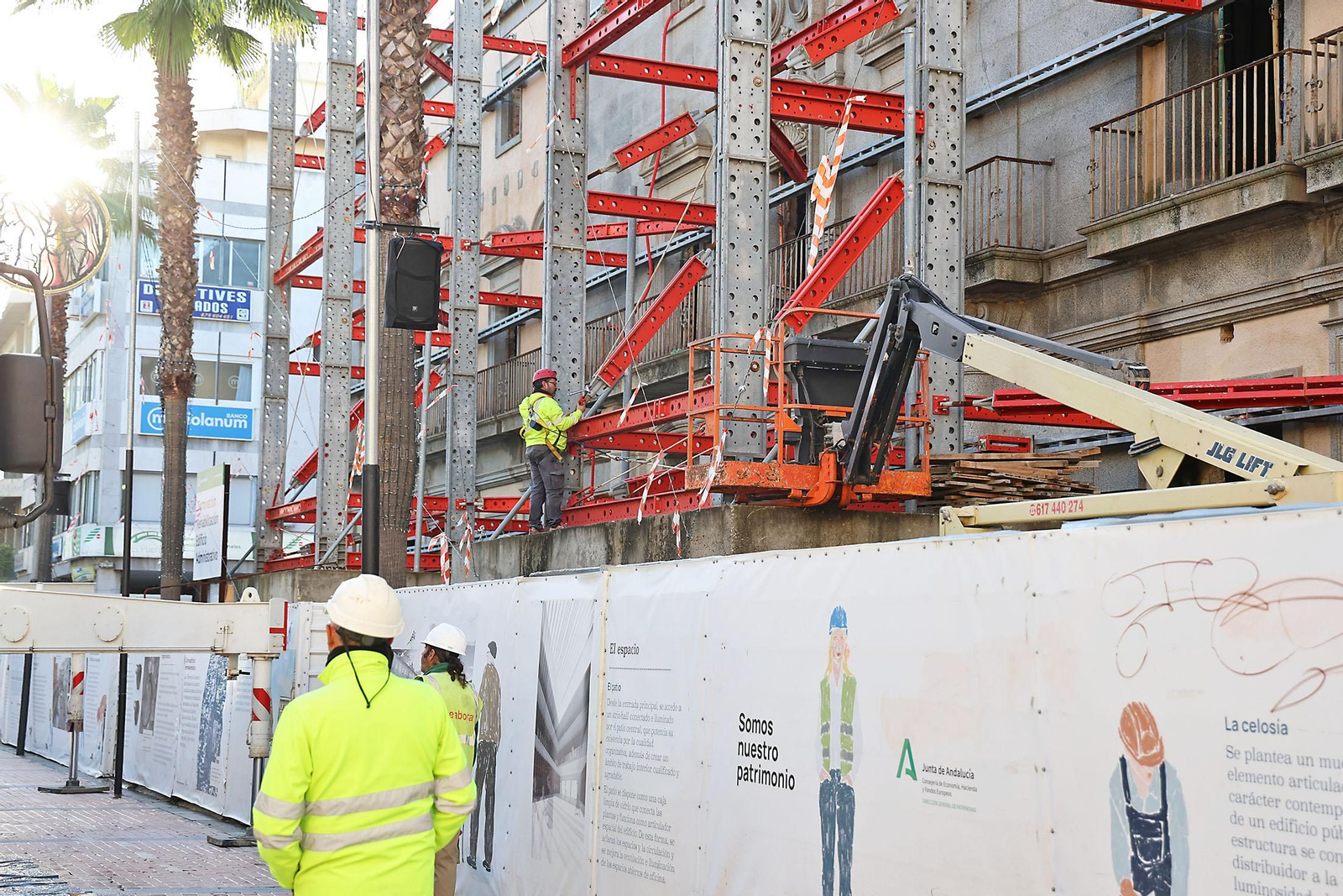 Imágenes de los trabajos para hormigonar y retirar estructuras metálicas del antiguo edificio de Hacienda