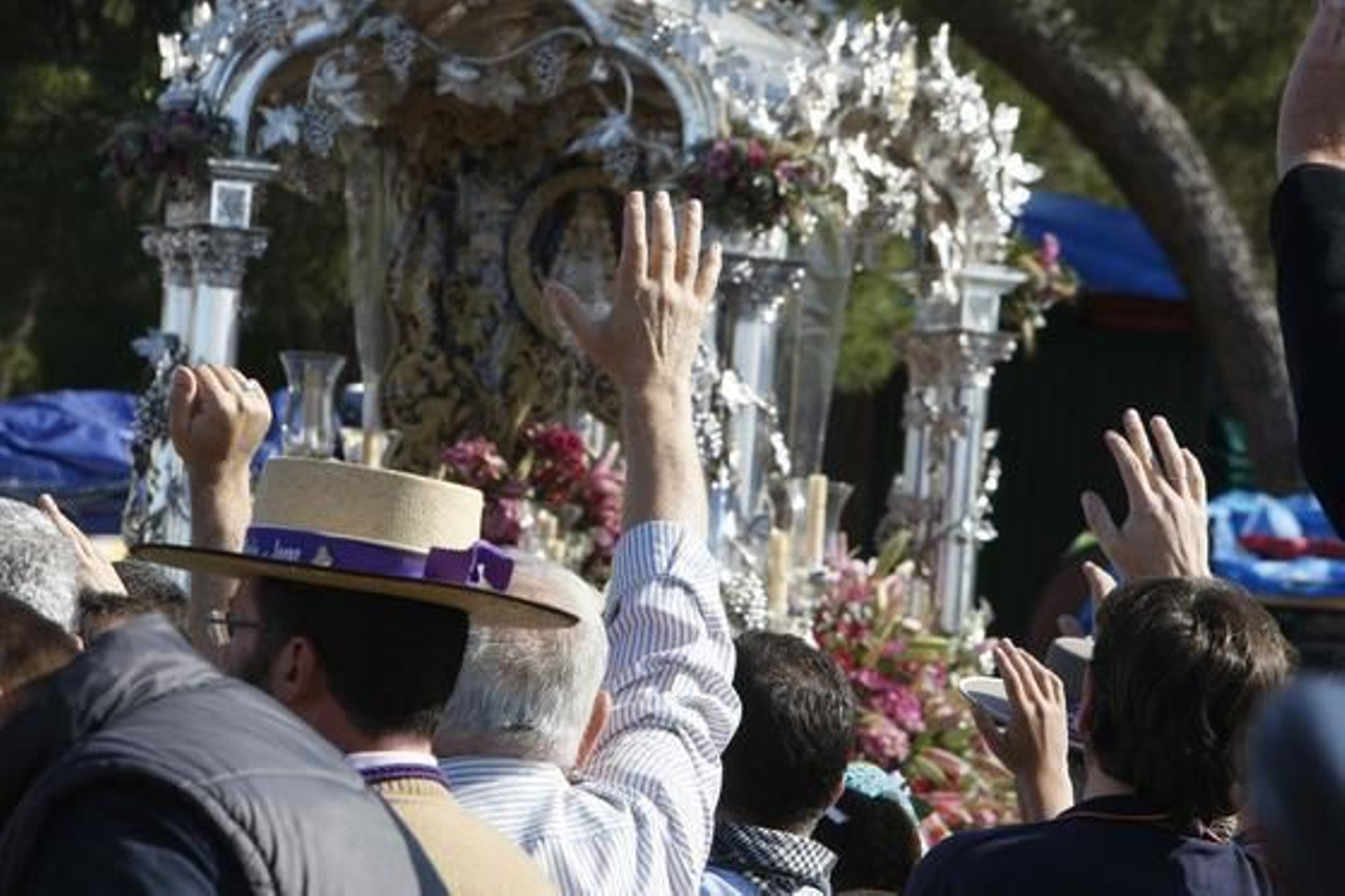 Bailes por sevillanas ante el Simpecado de la corporación rociera jerezana

Foto: Pascual