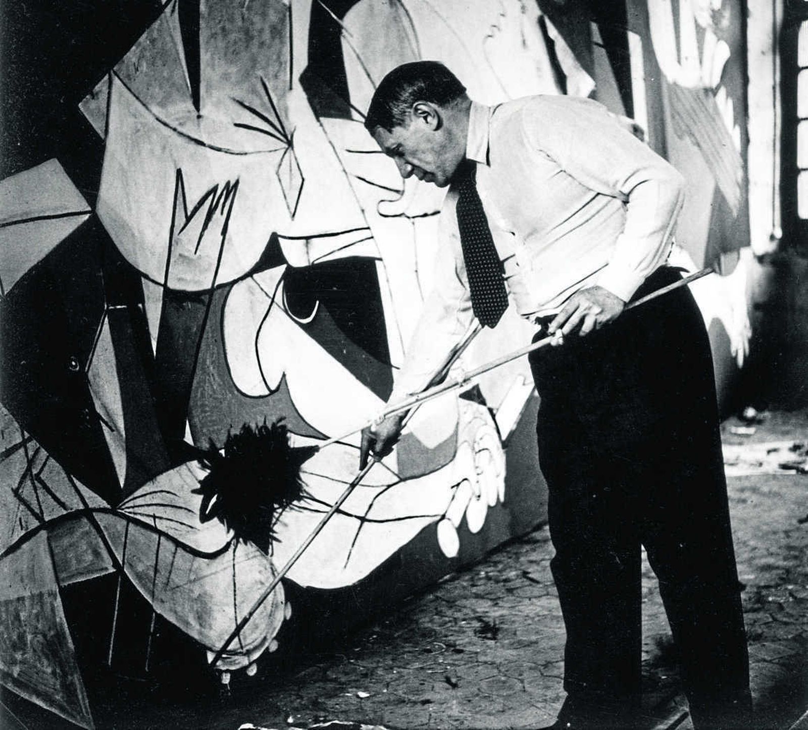 Picasso fotografiado por Dora Maar en 1937 mientras pintaba su icónico mural.