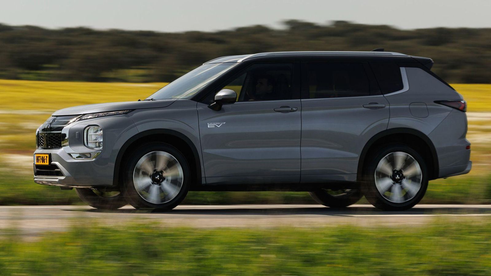 Entre los SUV híbridos enchufables con tracción total y tamaño parecido al Outlander estarían modelos como los Toyota Rav4, Renault Rafale o DS 7, entre otros.