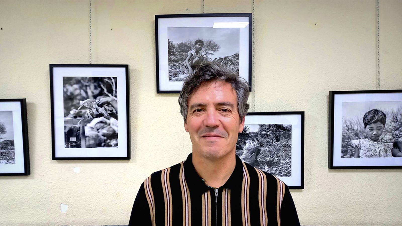 Juan Antonio García Pérez posa junto a sus cuadros