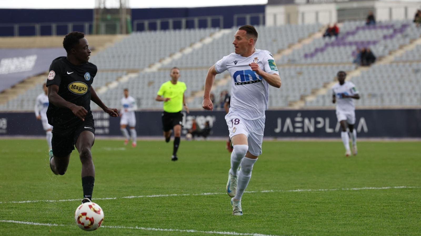 Dos jugadores de ambos equipos persiguen un balón durante el choque disputado en La Victoria.