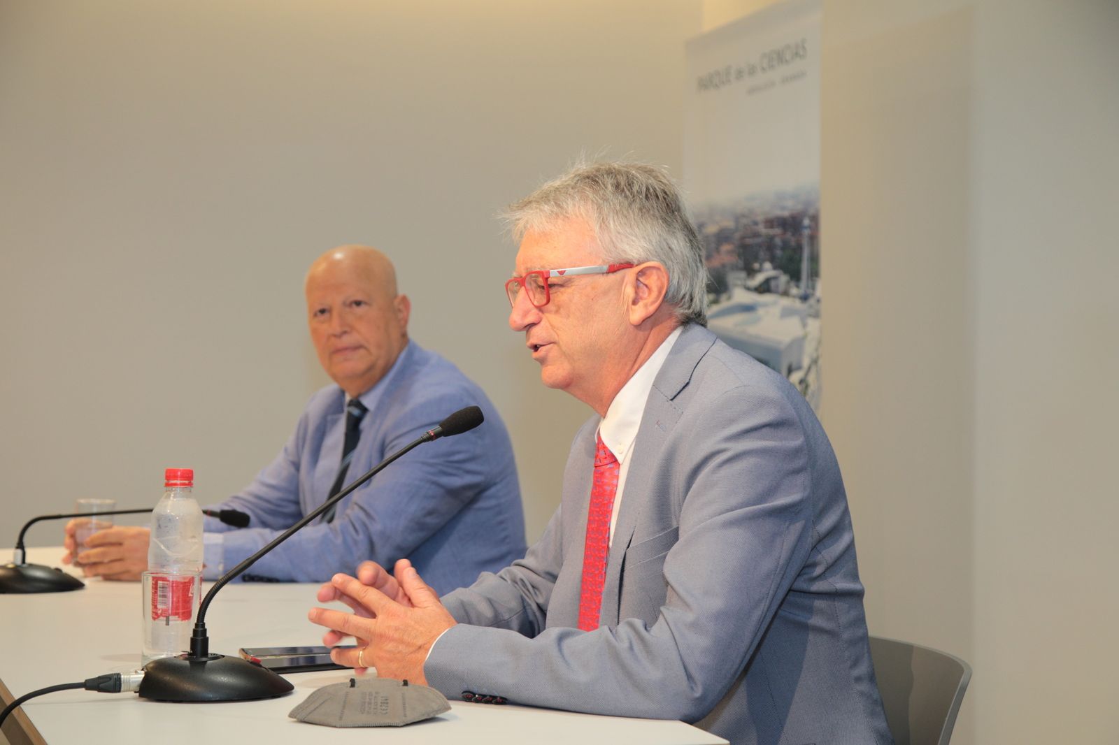 El consejero Javier Imbroda y el nuevo director del Parque de las Ciencias, Luis Alcalá