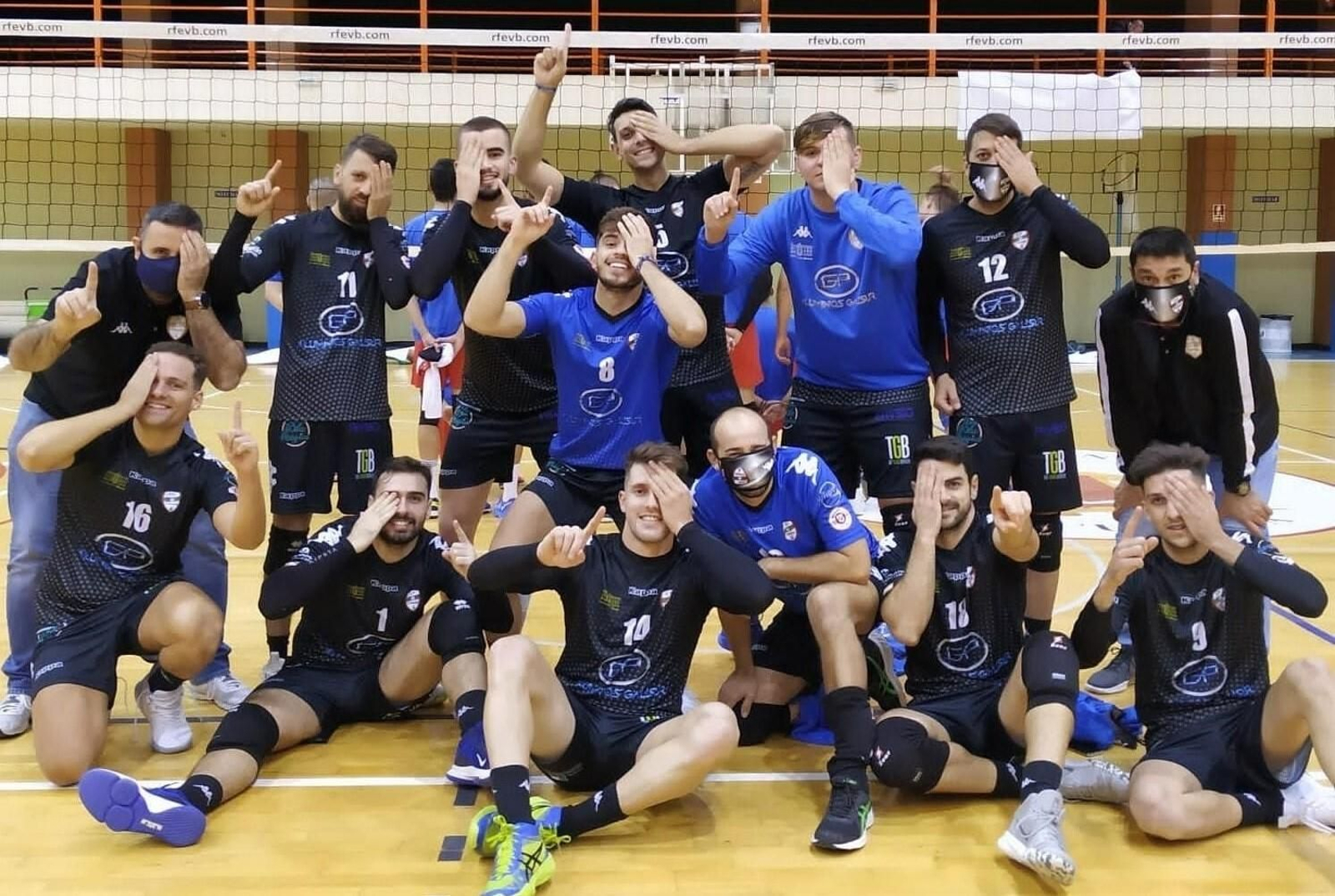 Los jugadores del Aluminios Galisur realizan un gesto en su celebración.