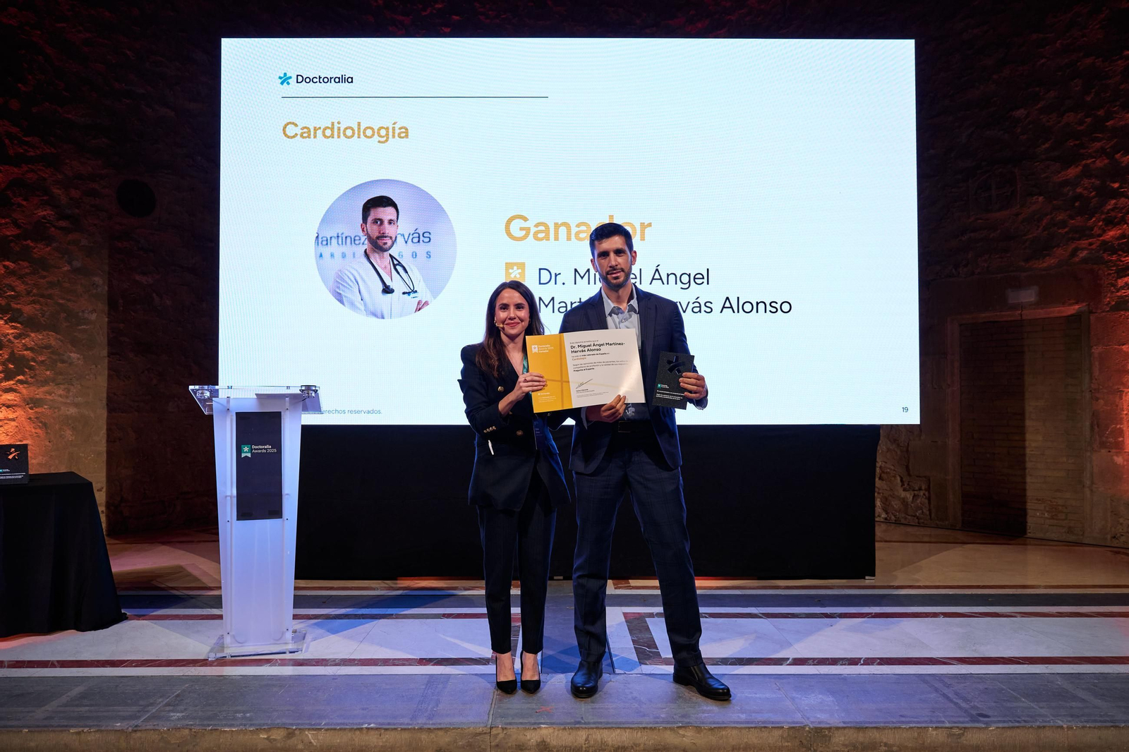 El cardiólogo Miguel Ángel Martínez Hervás Alonso recogiendo su premio en la gala de los Doctoralia Awards