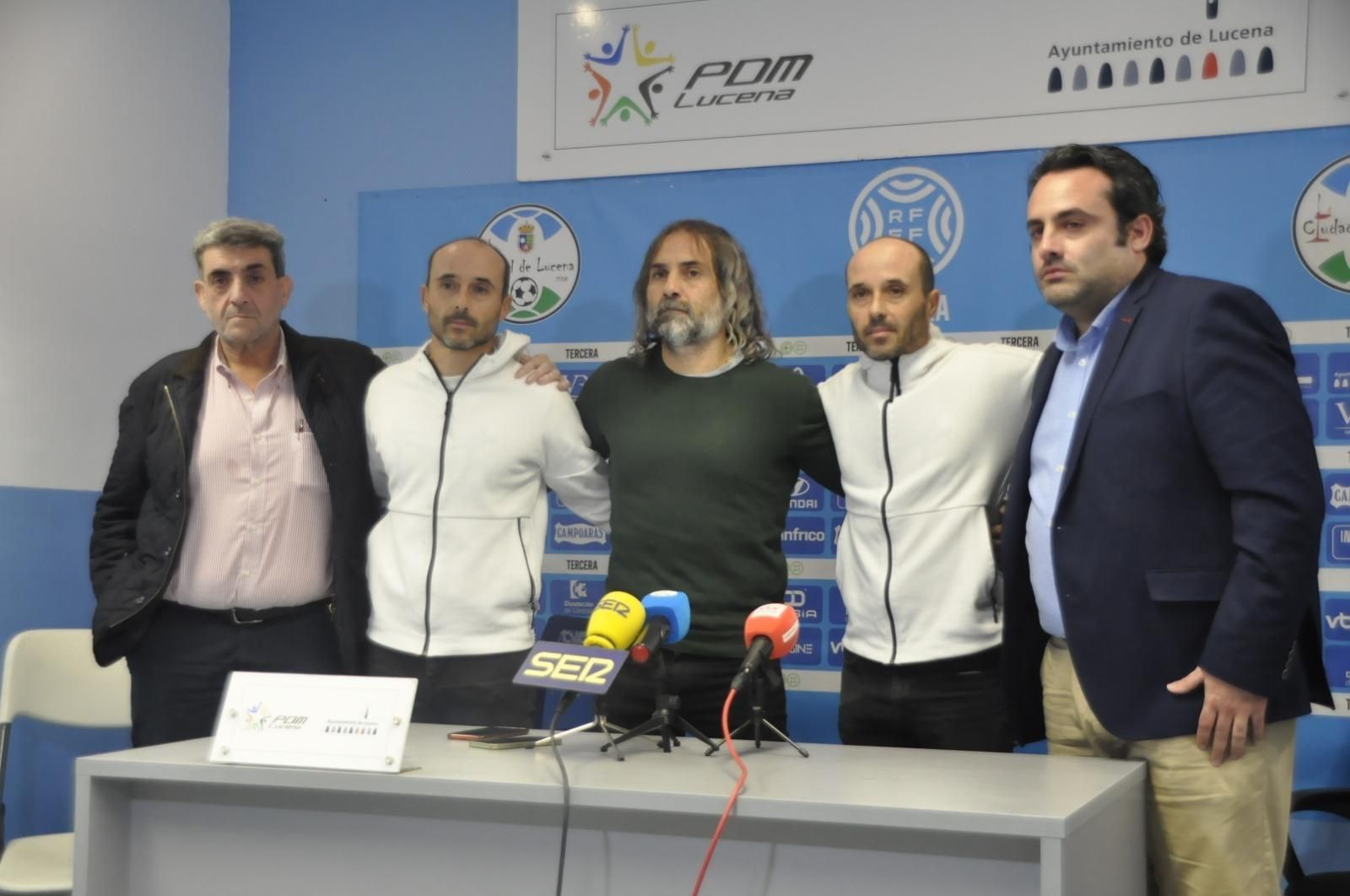 Los hermanos Carrasco posan junto a la directiva y al director deportivo.