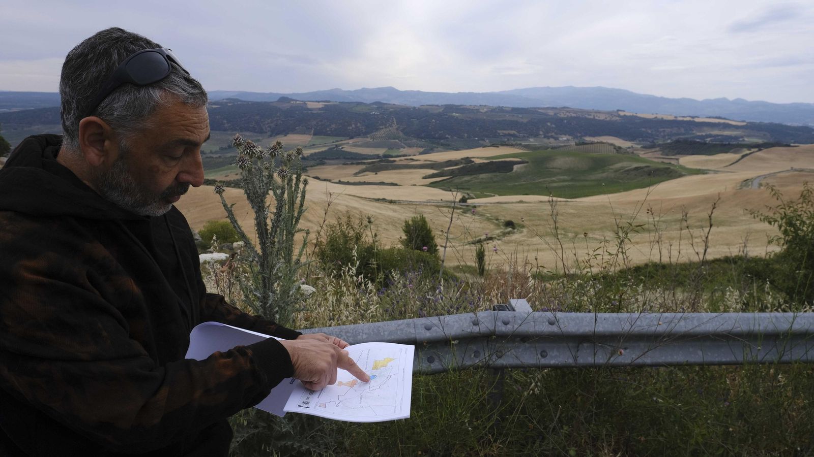 Flavio Salesi mostrando la ubicación de la planta.