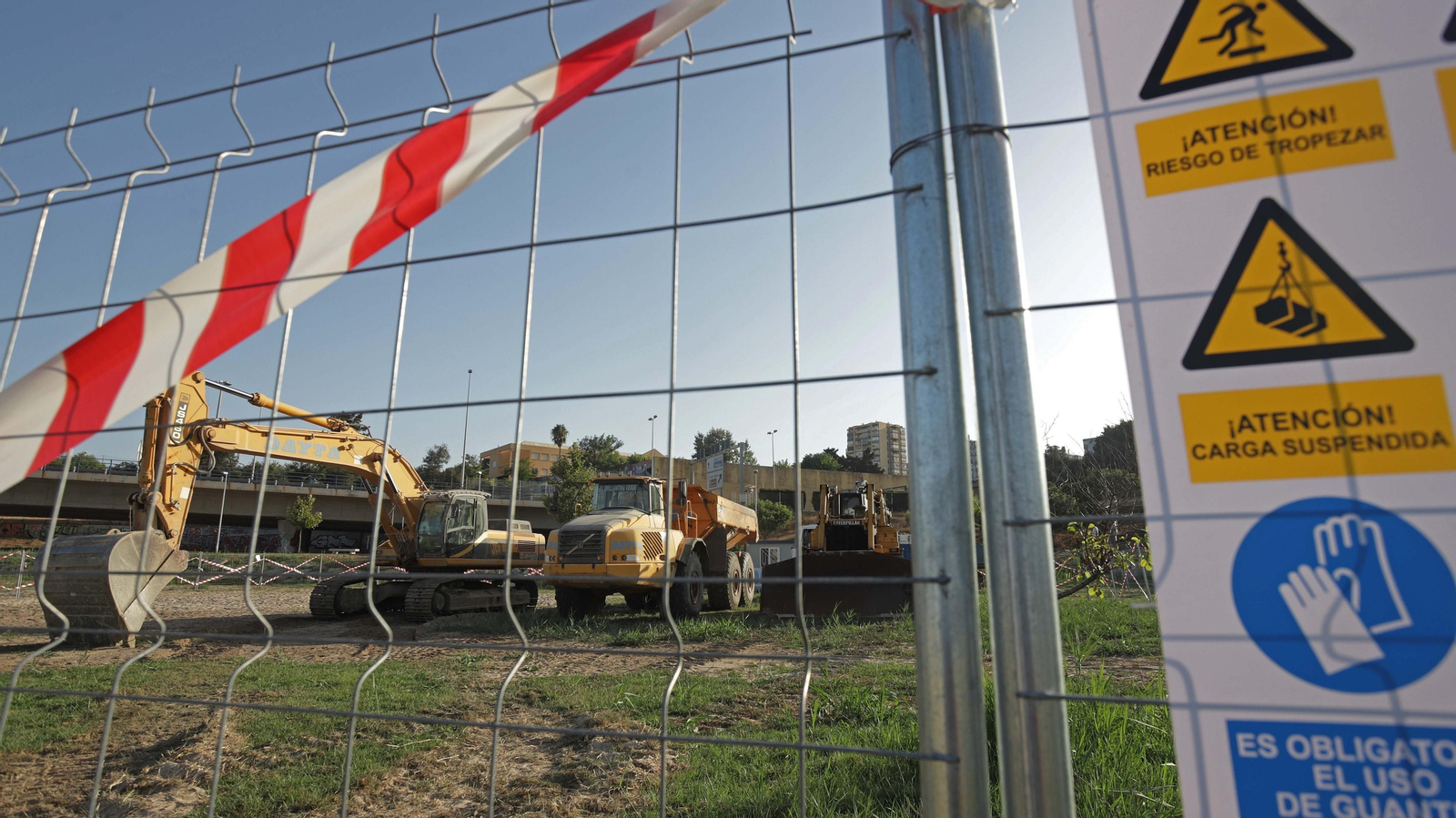 Fotos de los preparativos para el trasvase de arena en la playa de El Rinconcillo en Algeciras