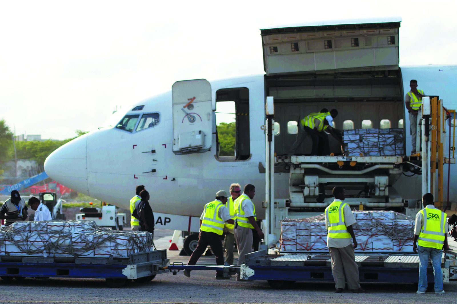 Un vuelo llega con comida nutricional del Programa Mundial de Alimentos en el aeropuerto internacional de Aden Adde, en Mogadiscio.