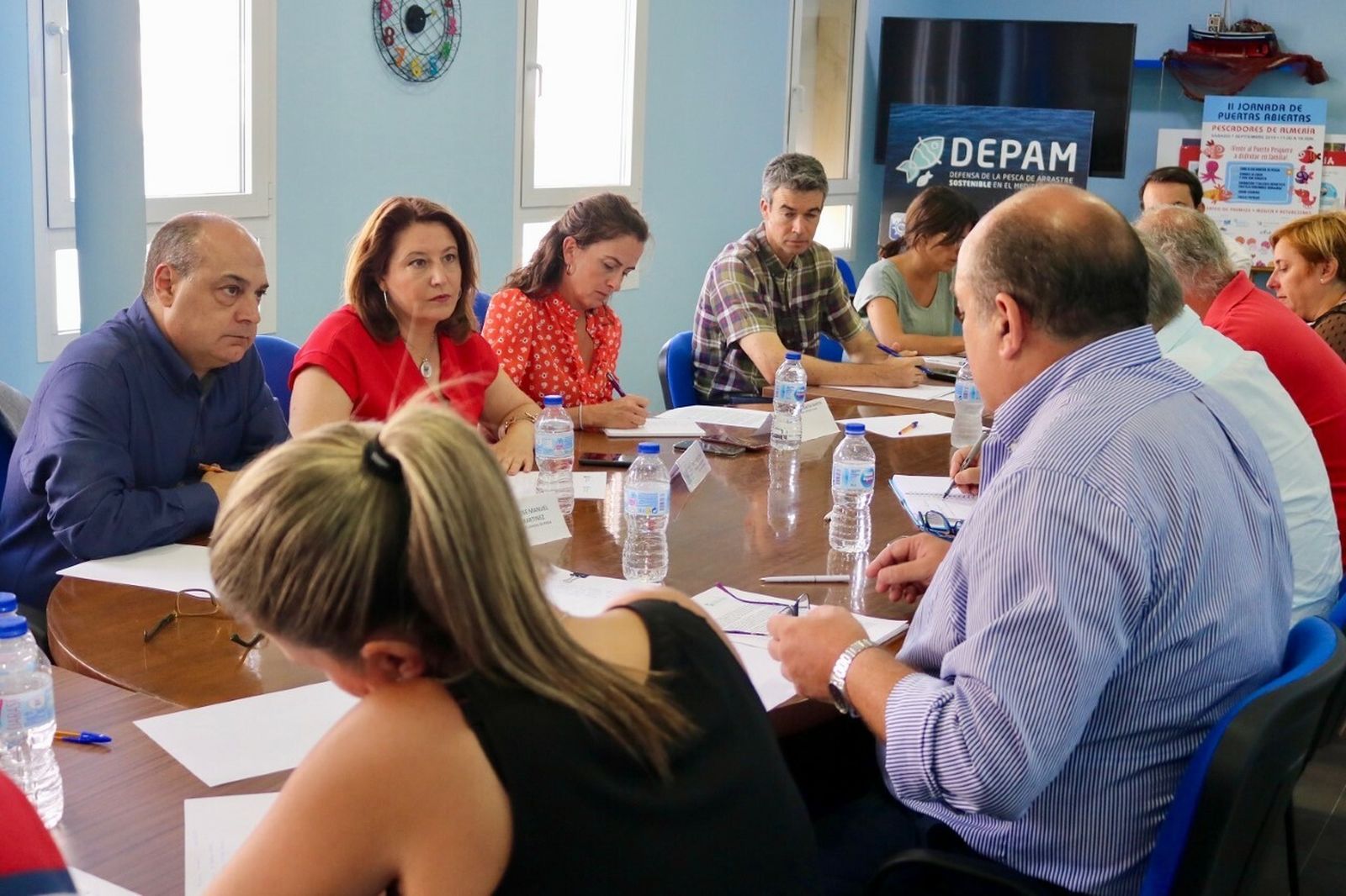 La consejera de Agricultura, Carmen Crespo, durante la reunión mantenida en la lonja del Puerto de Almería.