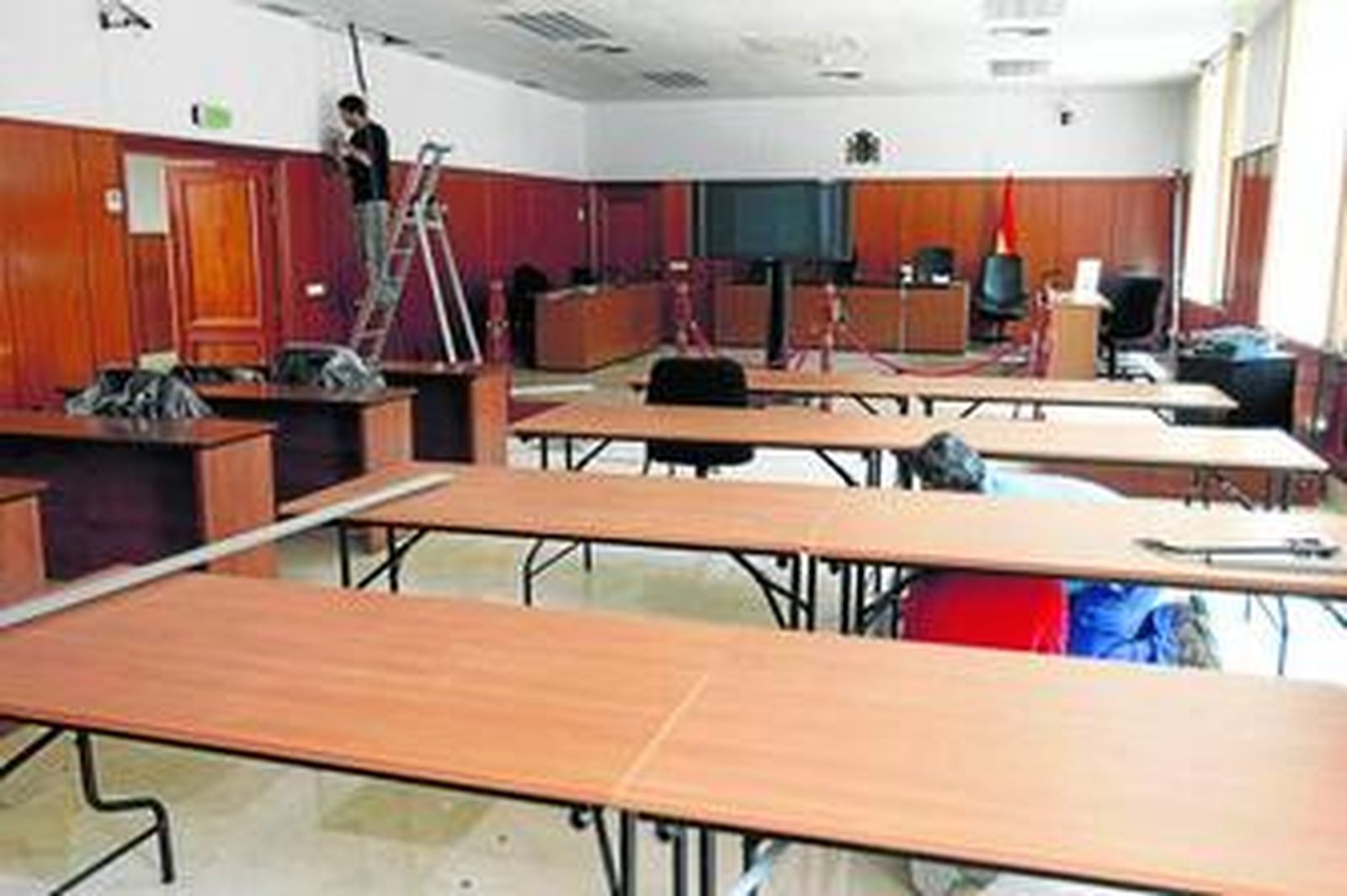 La sala de vistas de la Sección Cuarta, ayer durante los trabajos para que pueda acoger a los profesionales de medios de comunicación.