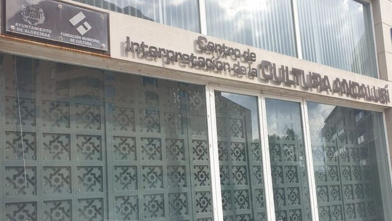 El Centro de Interpretación de la Cultura Andalusí, junto a las murallas, cerrado desde hace años.