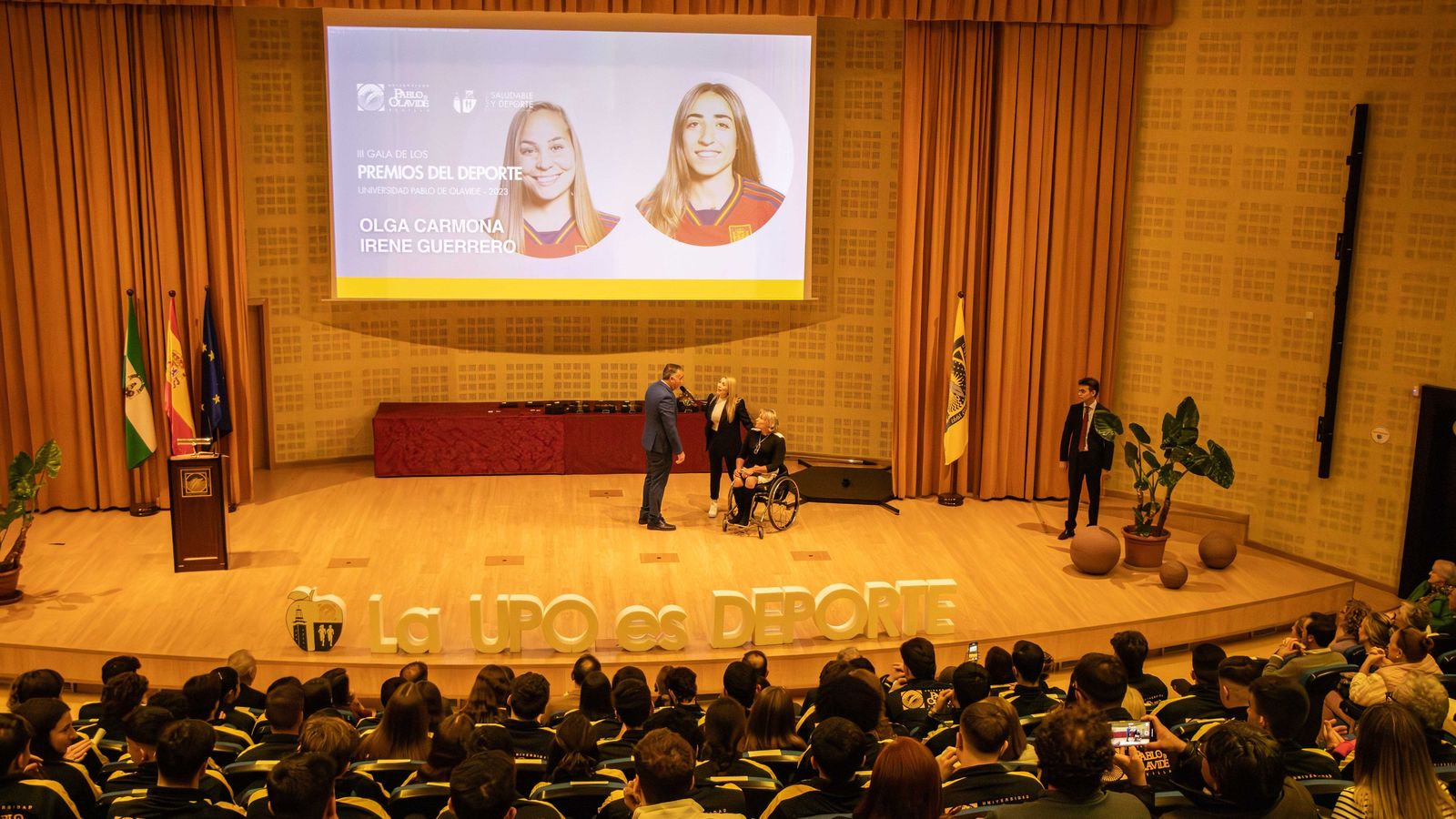 Premio al Mérito Deportivo a Irene Paredes y Olga Carmona, jugadoras de la Selección Española de Fútbol ganadoras del Mundial de Fútbol Femenino 2023 y antiguas alumnas de la UPO