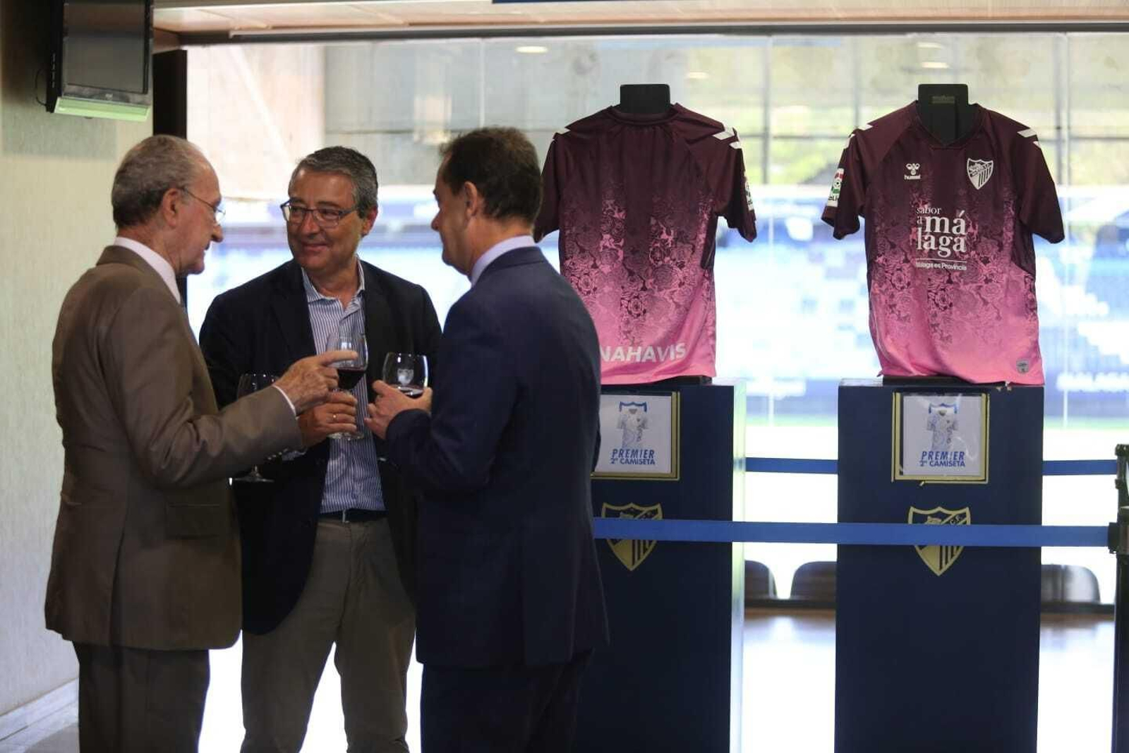 Francisco de la Torre dialogando en La Rosaleda.