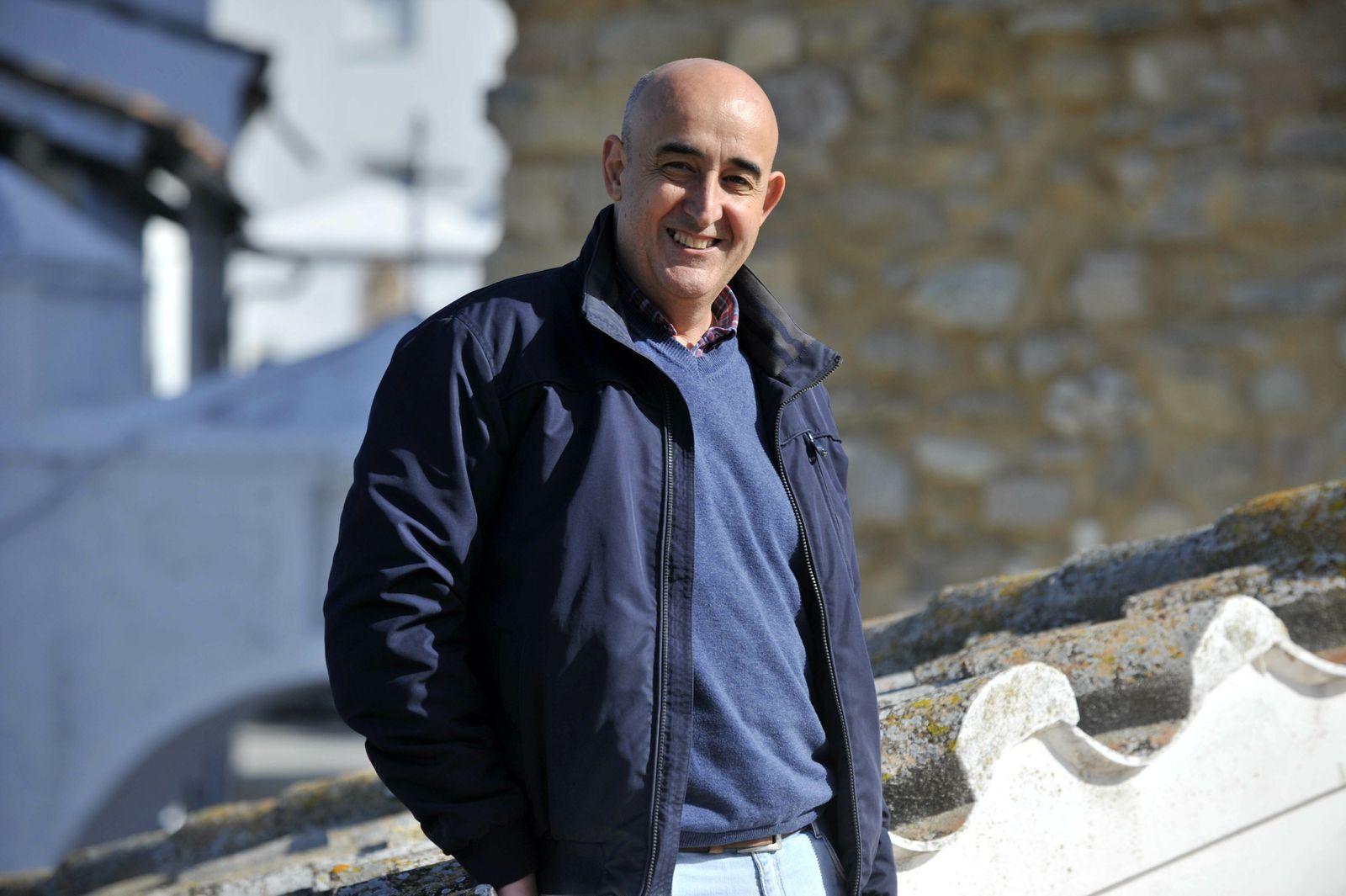 El alcalde Rafael Vargas, en la azotea de la Casa Consistorial, desde donde se divisan unas vistas inmejorables de este pueblo tan singular.