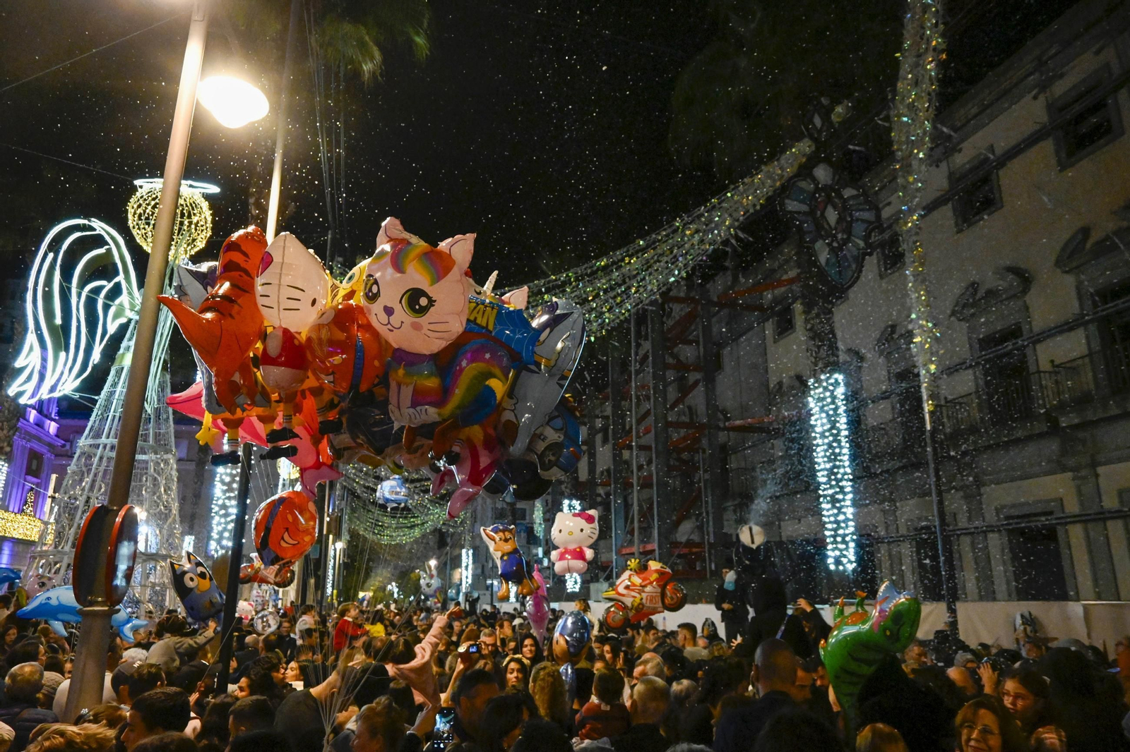 Imágenes de la nevada y alumbrado navideño en Huelva