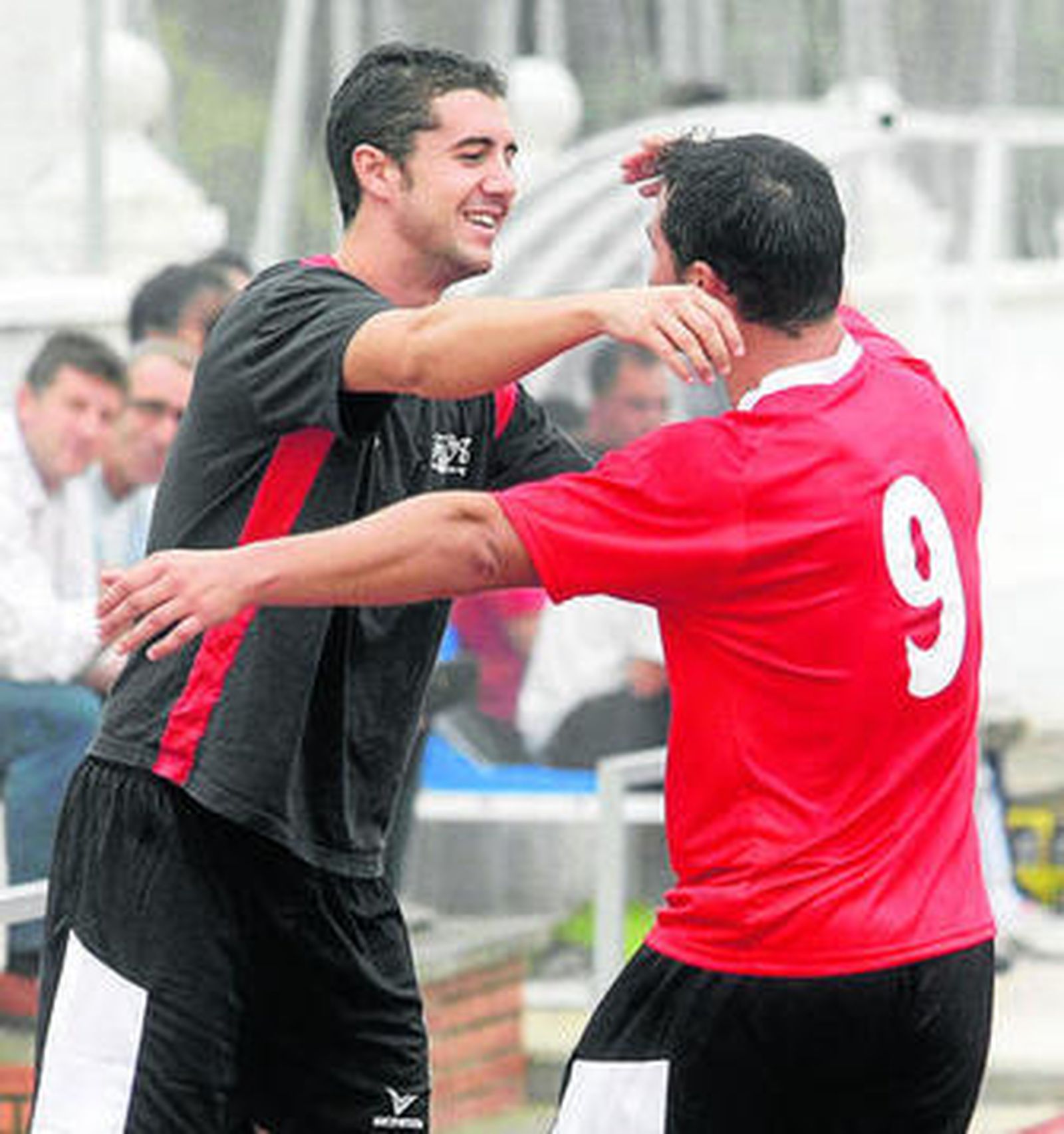 Julio Cabello (iz.) abraza a su hermano en una imagen de archivo.