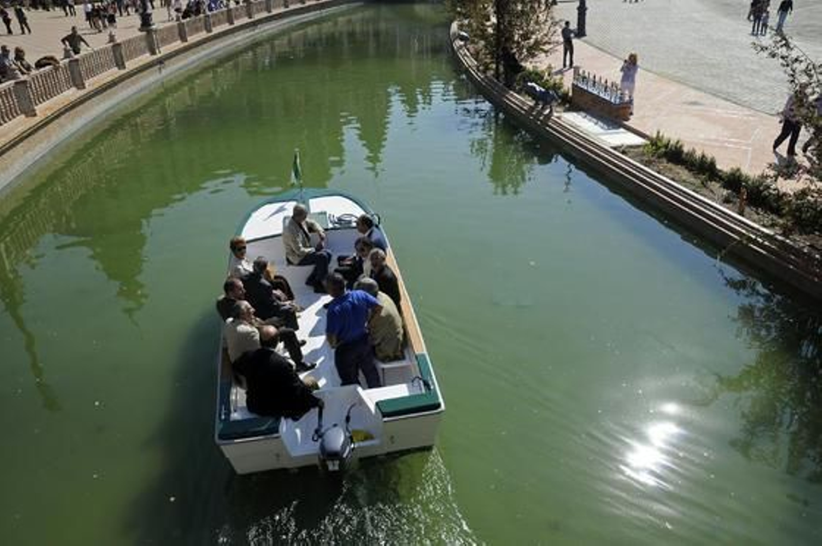Los sevillanos disfrutan de la "nueva" Plaza de España.

Foto: Juan Carlos Vázquez