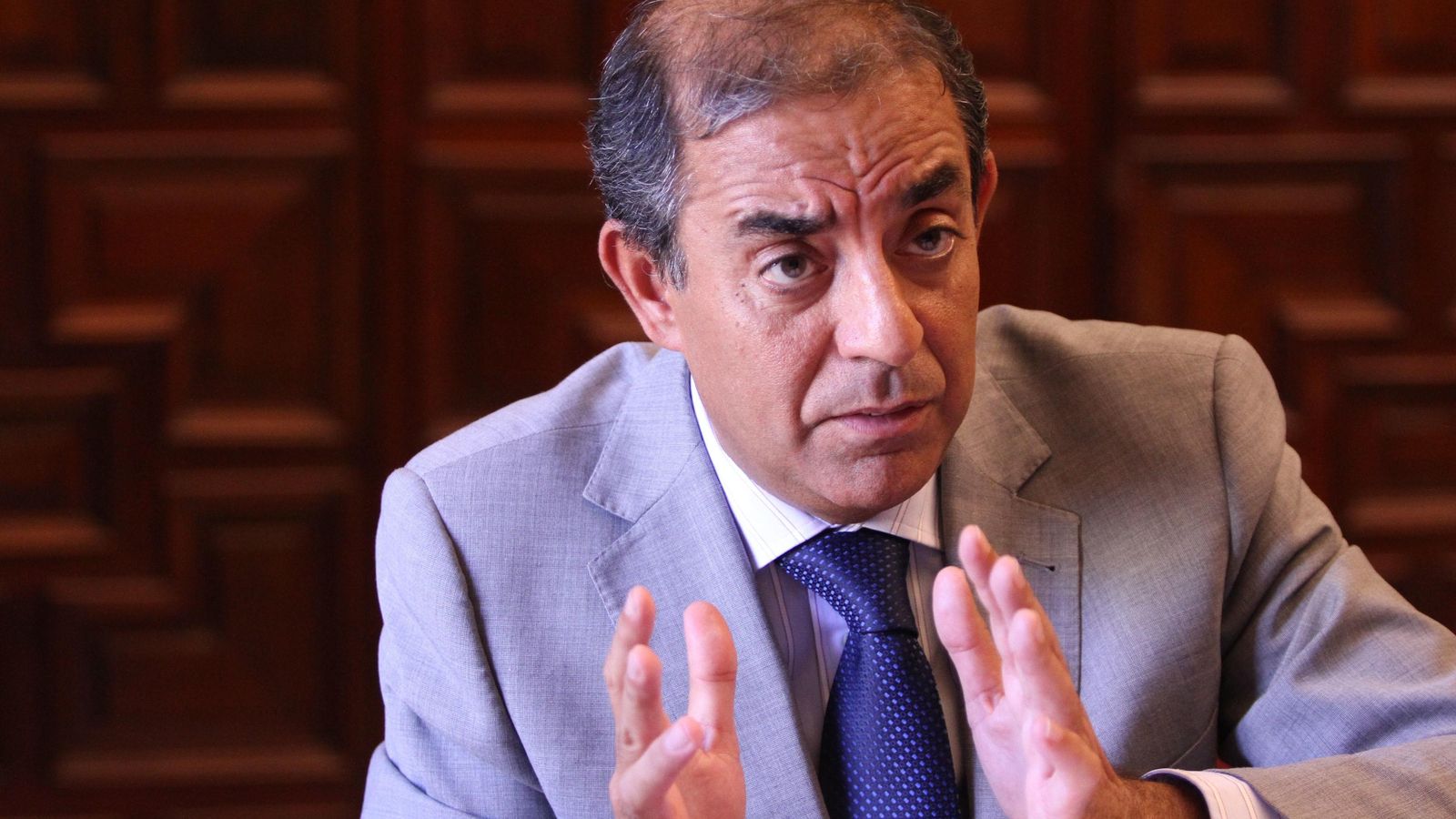 Miguel Ángel Castro gesticula durante la entrevista