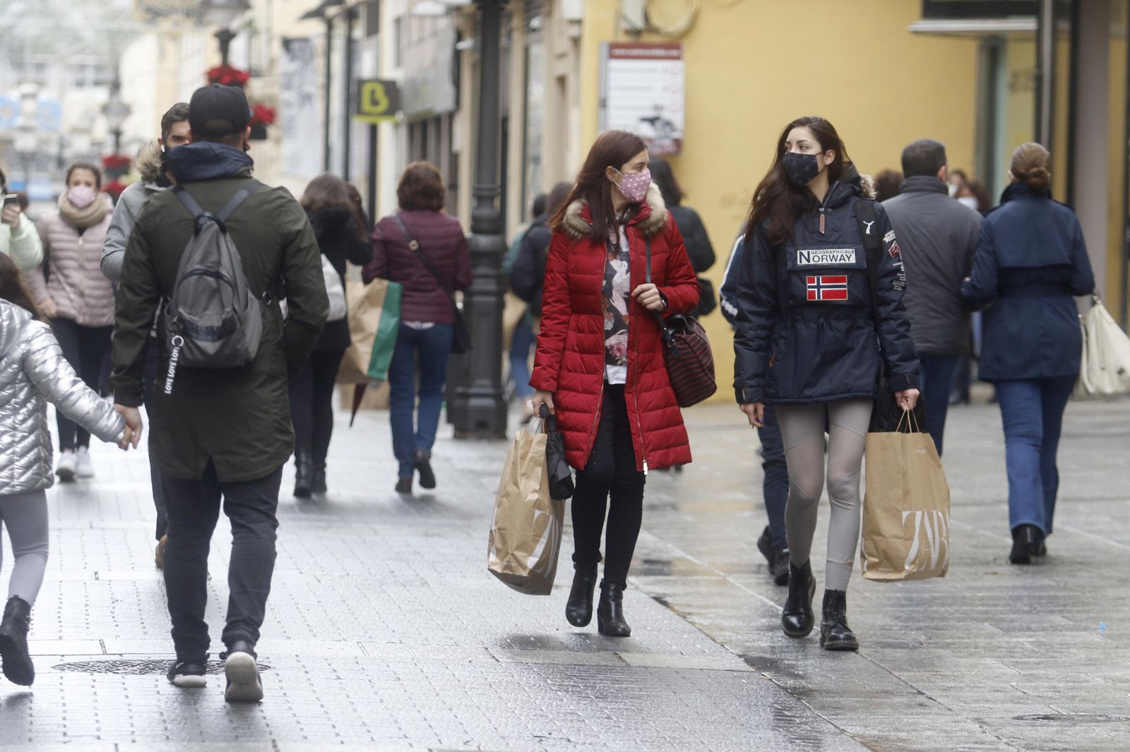 La apertura de los comercios de Córdoba en el puente de la Constitución