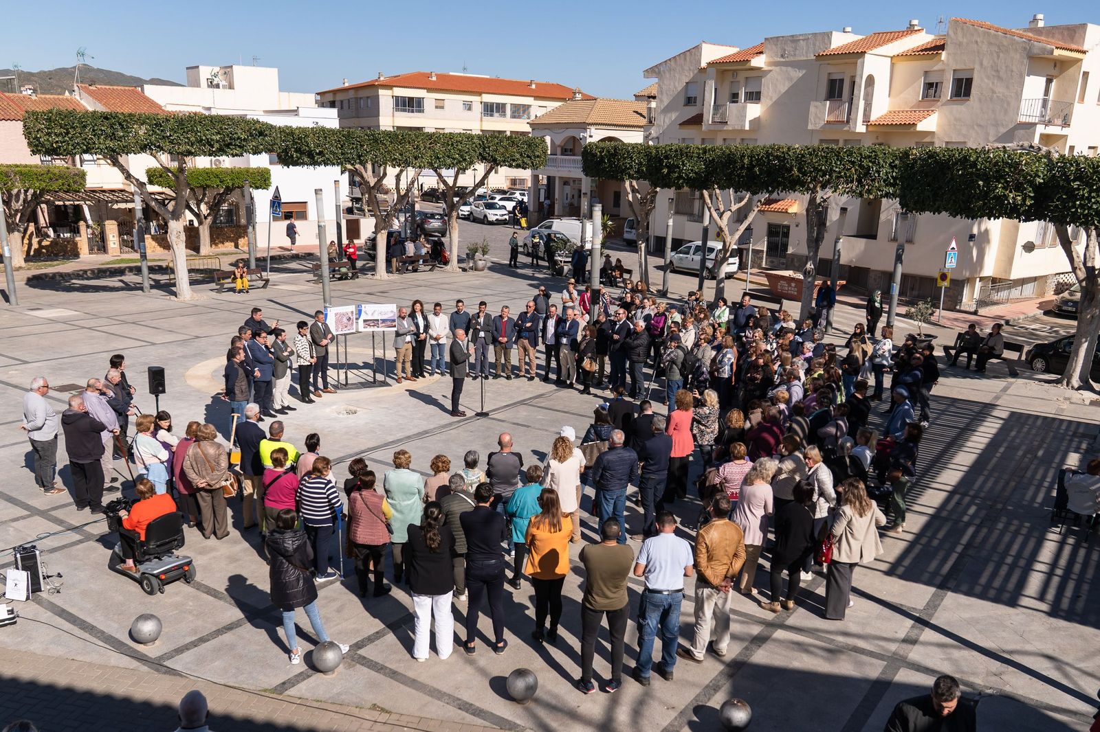 Colocación de la primera piedra en la plaza de Los Gallardos.