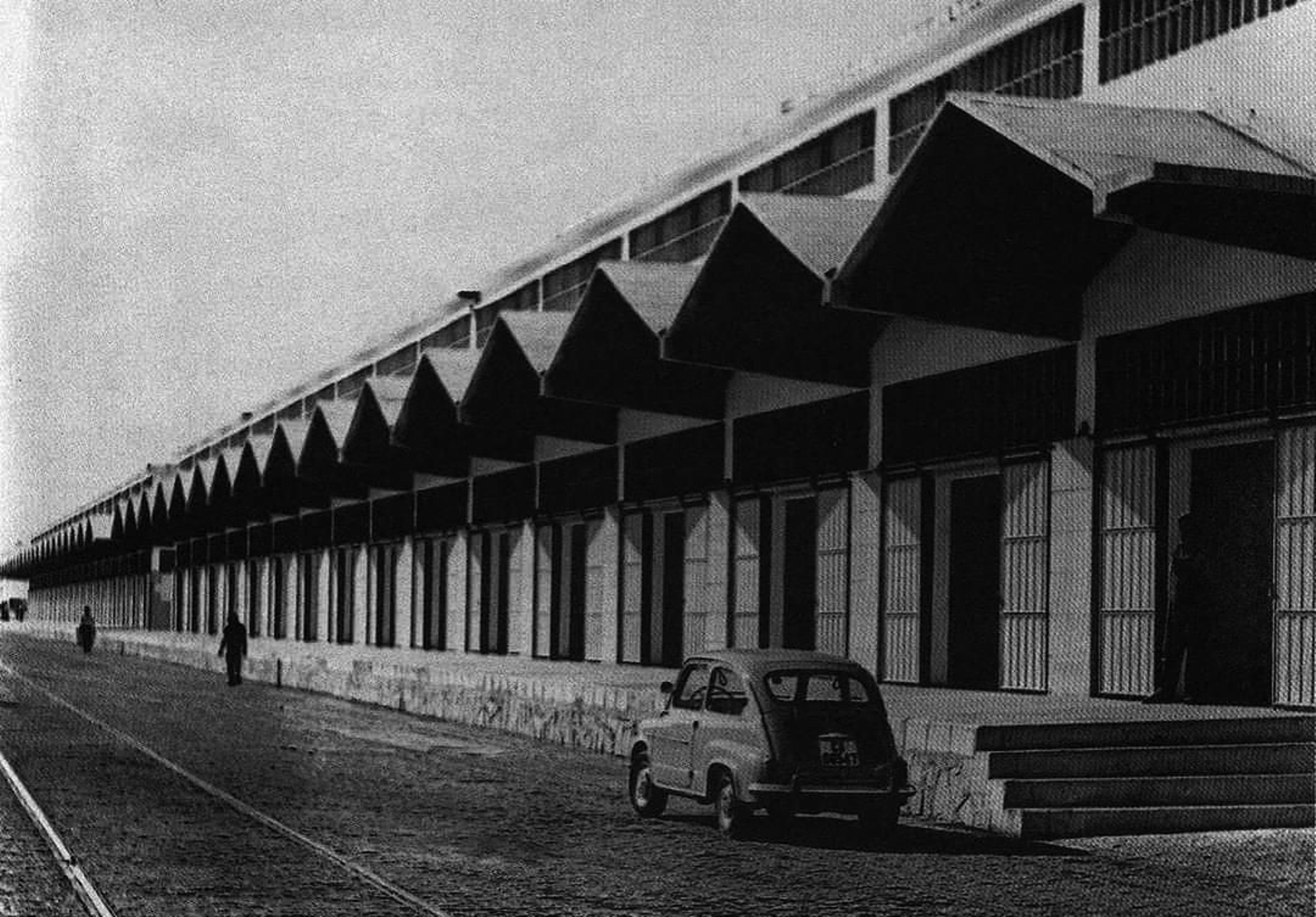 La lonja nueva recién terminada de construir y andén para la carga de pescado en los vagones del ferrocarril. Año 1970.