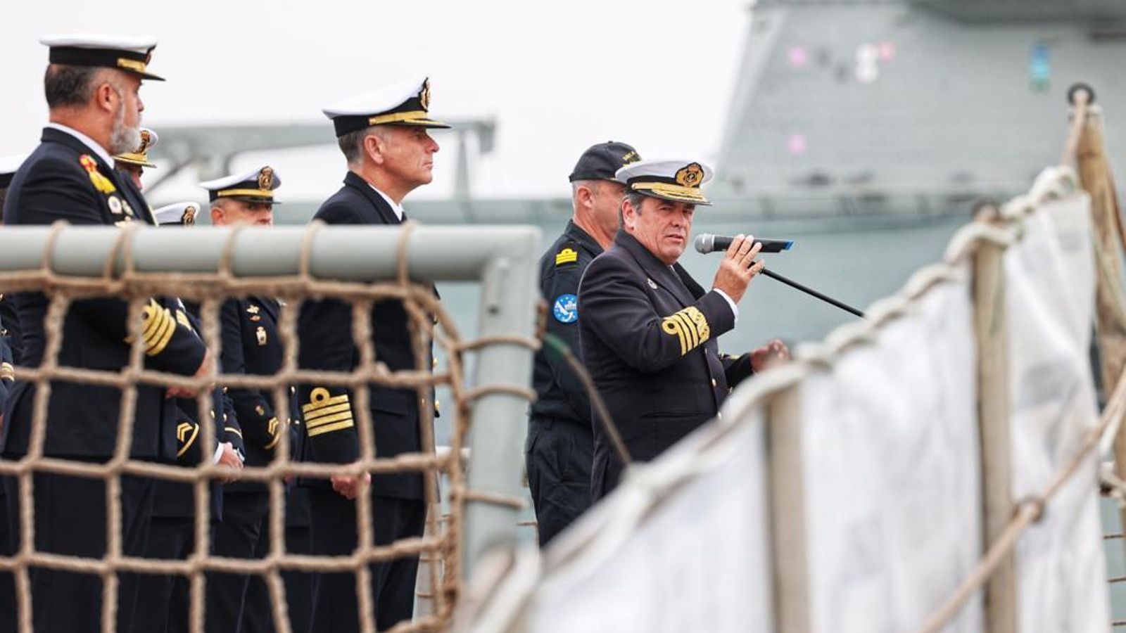El Almirante de la Flota se dirige a la dotación.