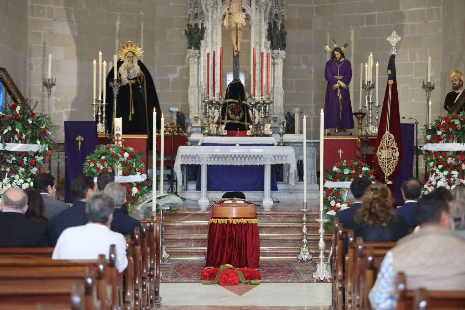 Así es la capilla ardiente de Rafael de Paula en Santiago: capote, montera y la bandera gitana