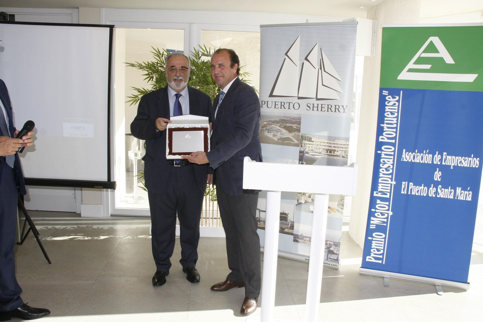 El director gerente de Puerto Sherry recibió el galardón de manos de José Sánchez Rosa.