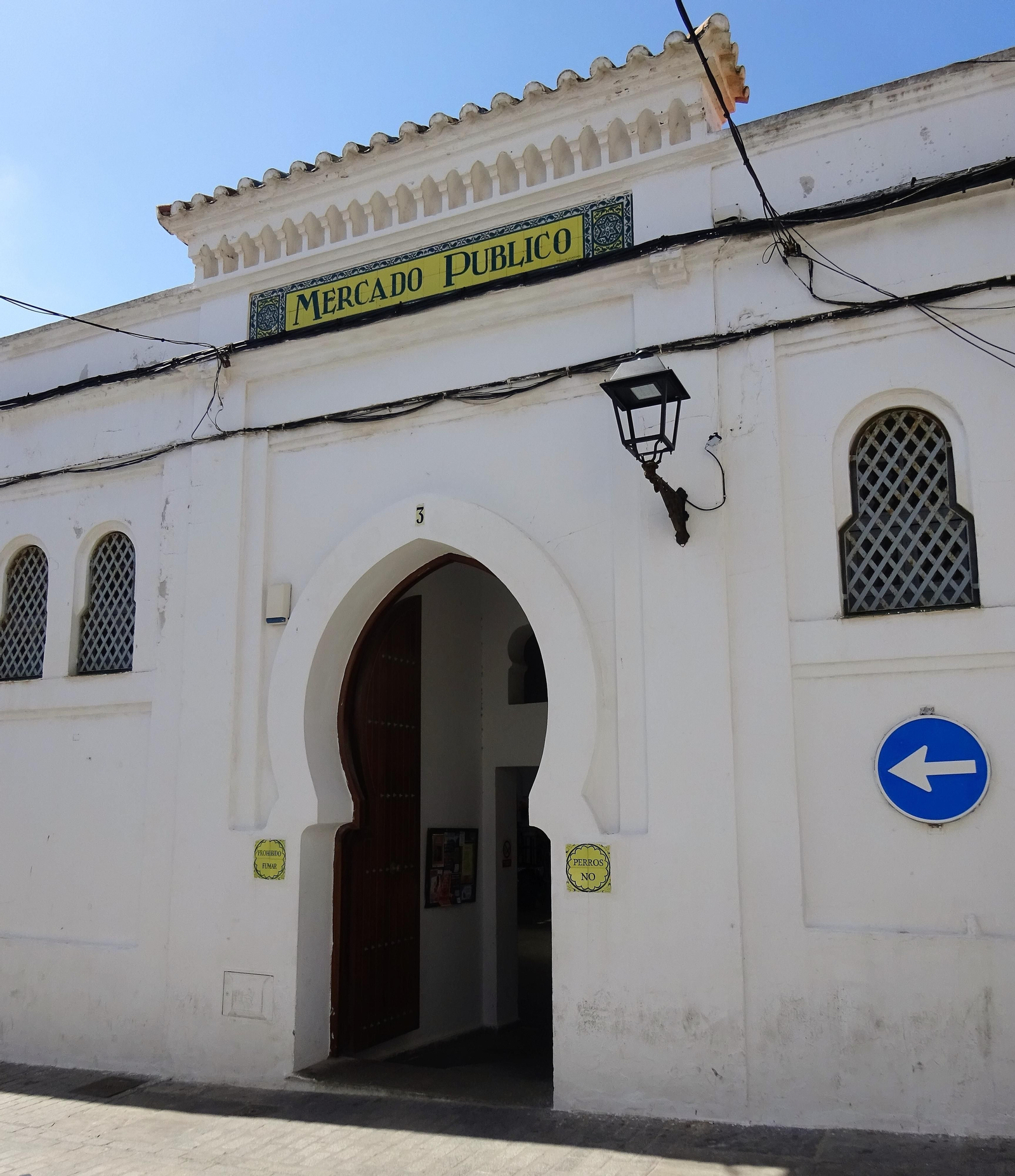 Puerta de entrada al mercado por la calle Colón. Puerta de entrada al mercado por la calle Colón.