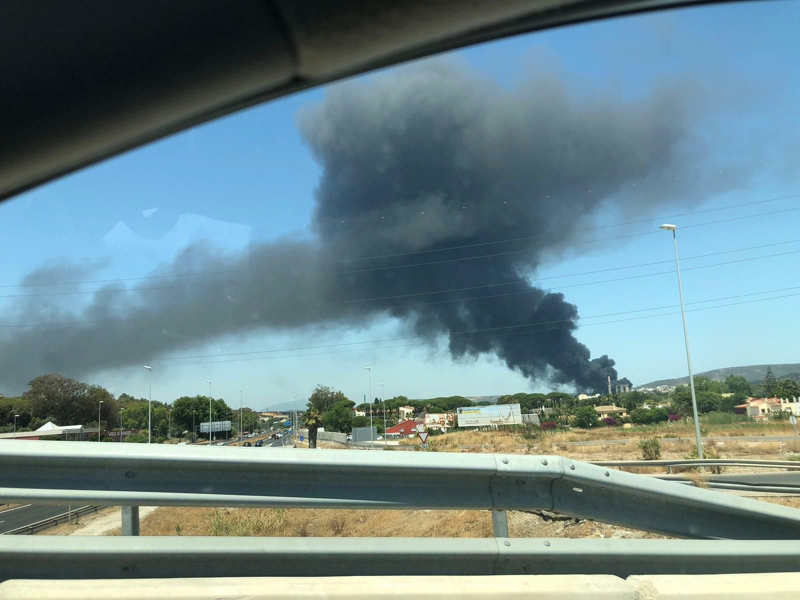Las imágenes del enorme incendio en la fábrica de Indorama, en el polígono de Guadarranque (San Roque)