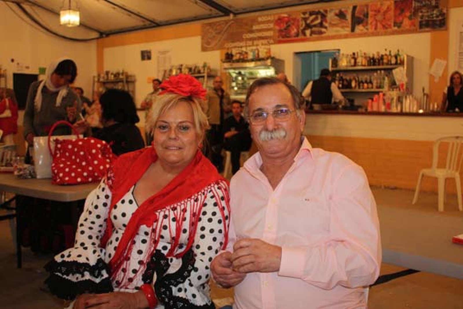 El propietario del quiosco de prensa ubicado en la calle Valdés, Juan Cairón, junto a su mujer.

Foto: Fito Carreto