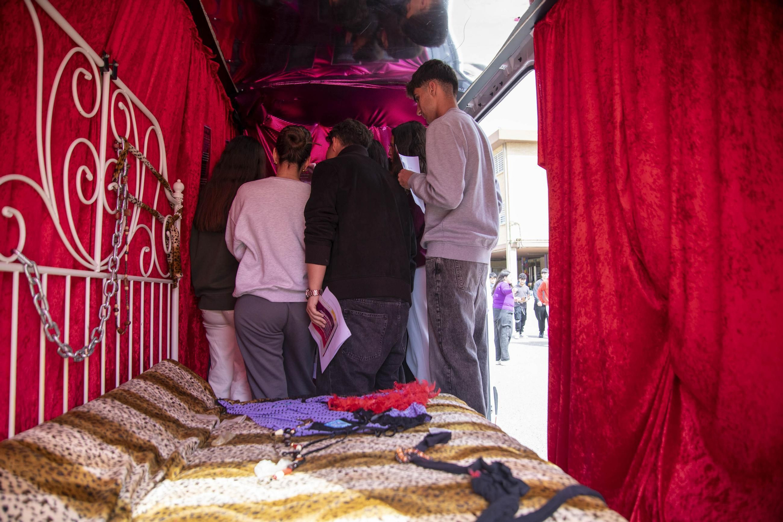 Sensibilización sobre la trata de mujeres en el IES Maestro Padilla de Almería, en imágenes