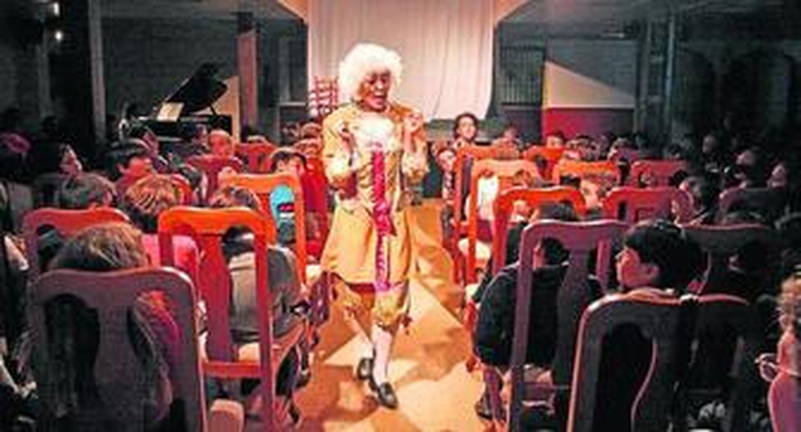 Beatriz Ortega caracterizada como Mozart en esta propuesta lúdica.