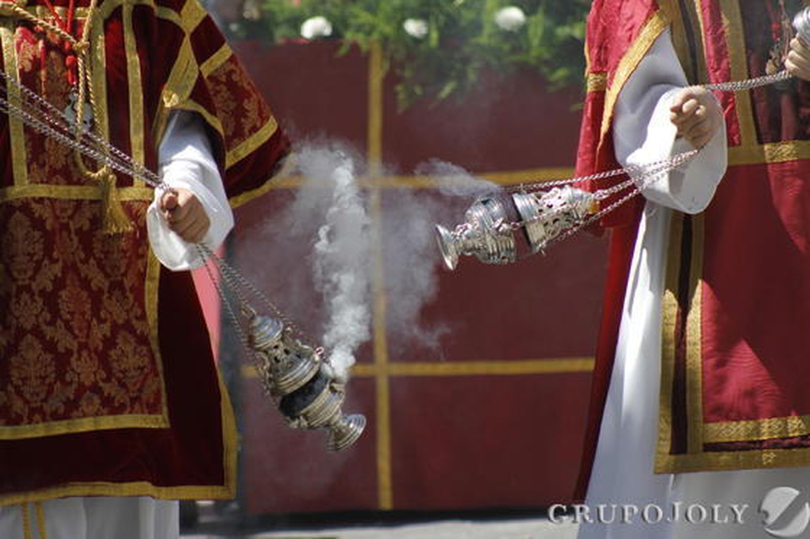 Cuatro altares reciben al Santísimo Sacramento en el recorrido por el centro de La Línea.

Foto: Fran Montes