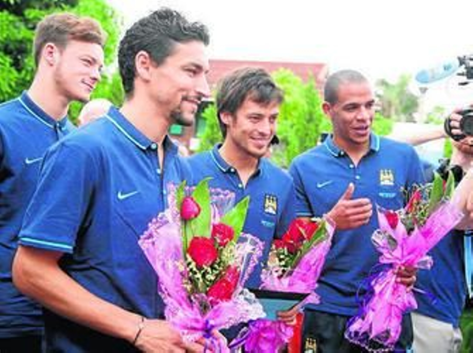 Jesús Navas, junto a Silva y Fernandinho en un acto social con el City.
