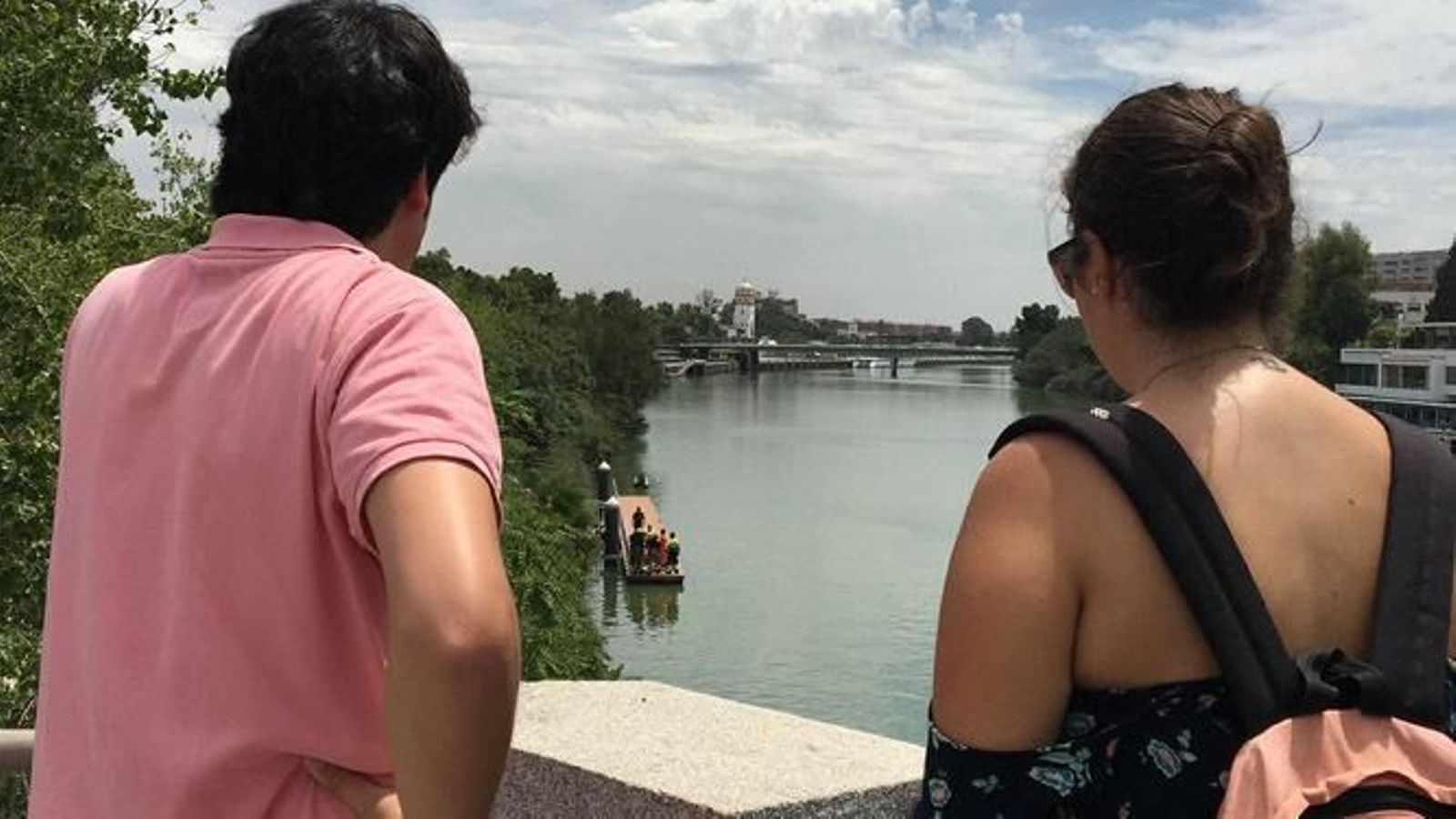 Dos jóvenes observan desde el puente el rescate
