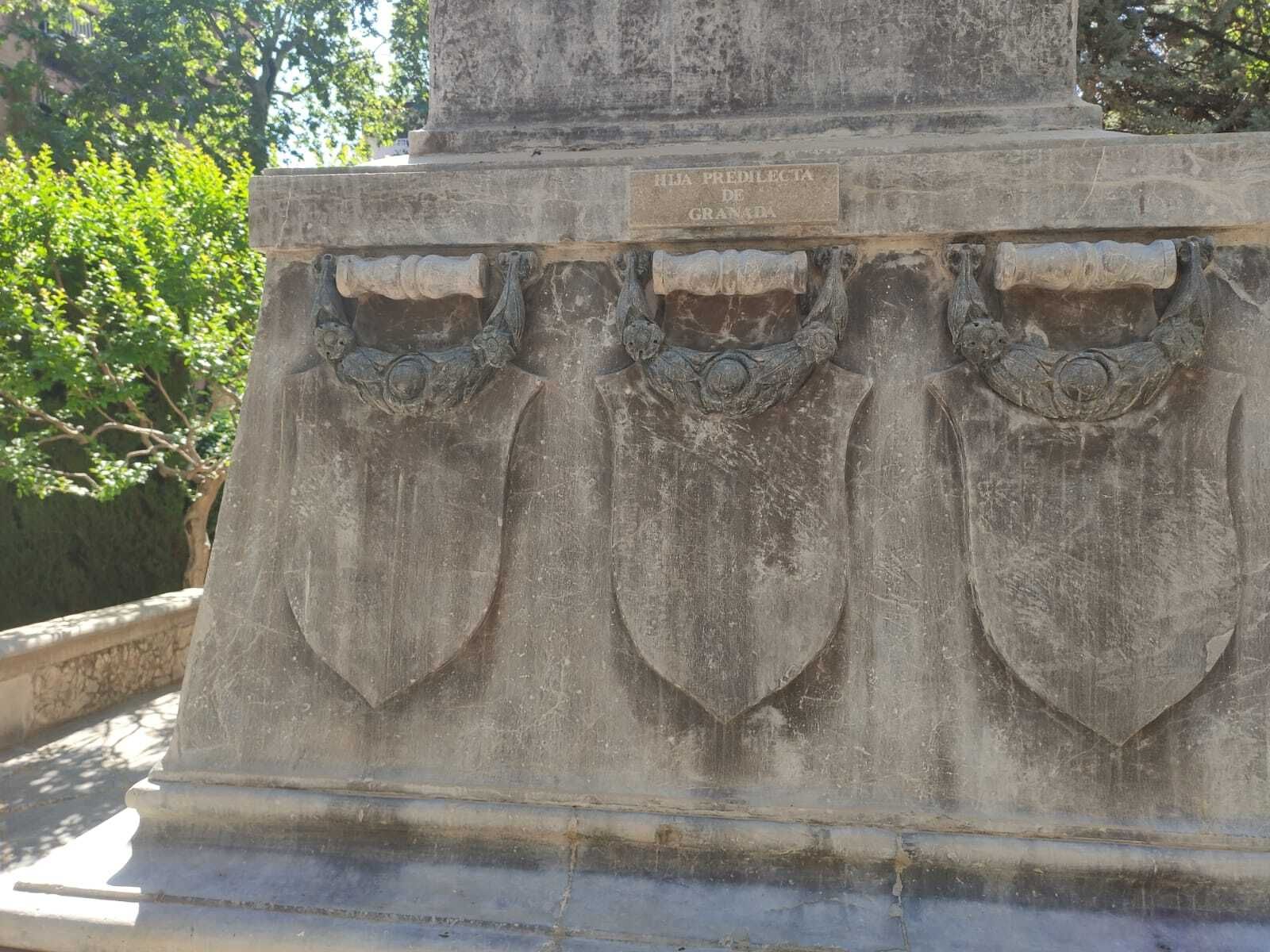 La restauración de la estatua de Mariana Pineda de Granada, en  imágenes