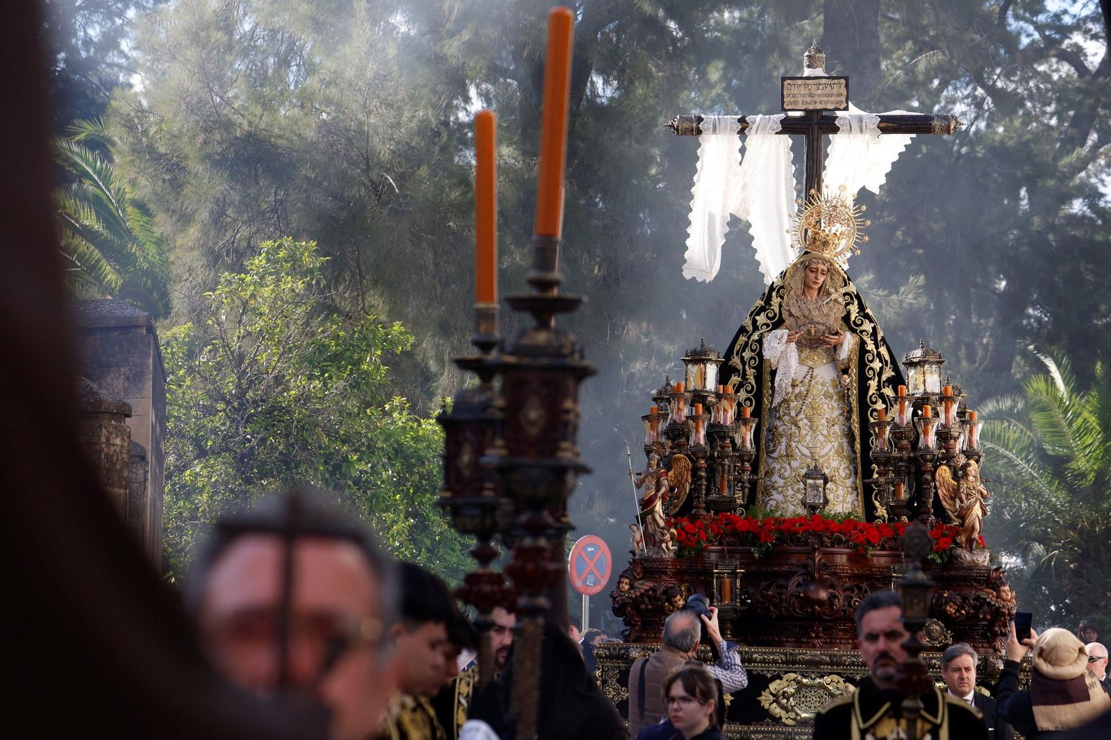 La procesión de la Soledad en este Viernes Santo de Córdoba, en imágenes