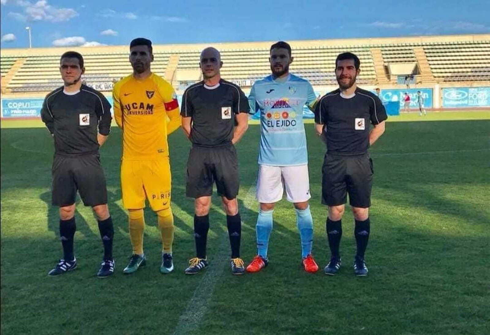 Gabri, en la foto de los capitanes y el trío arbitral ante el UCAM Murcia.