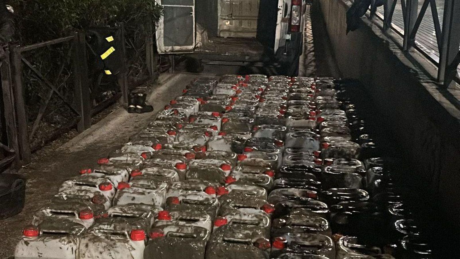 Imagen de las garrafas incautadas.