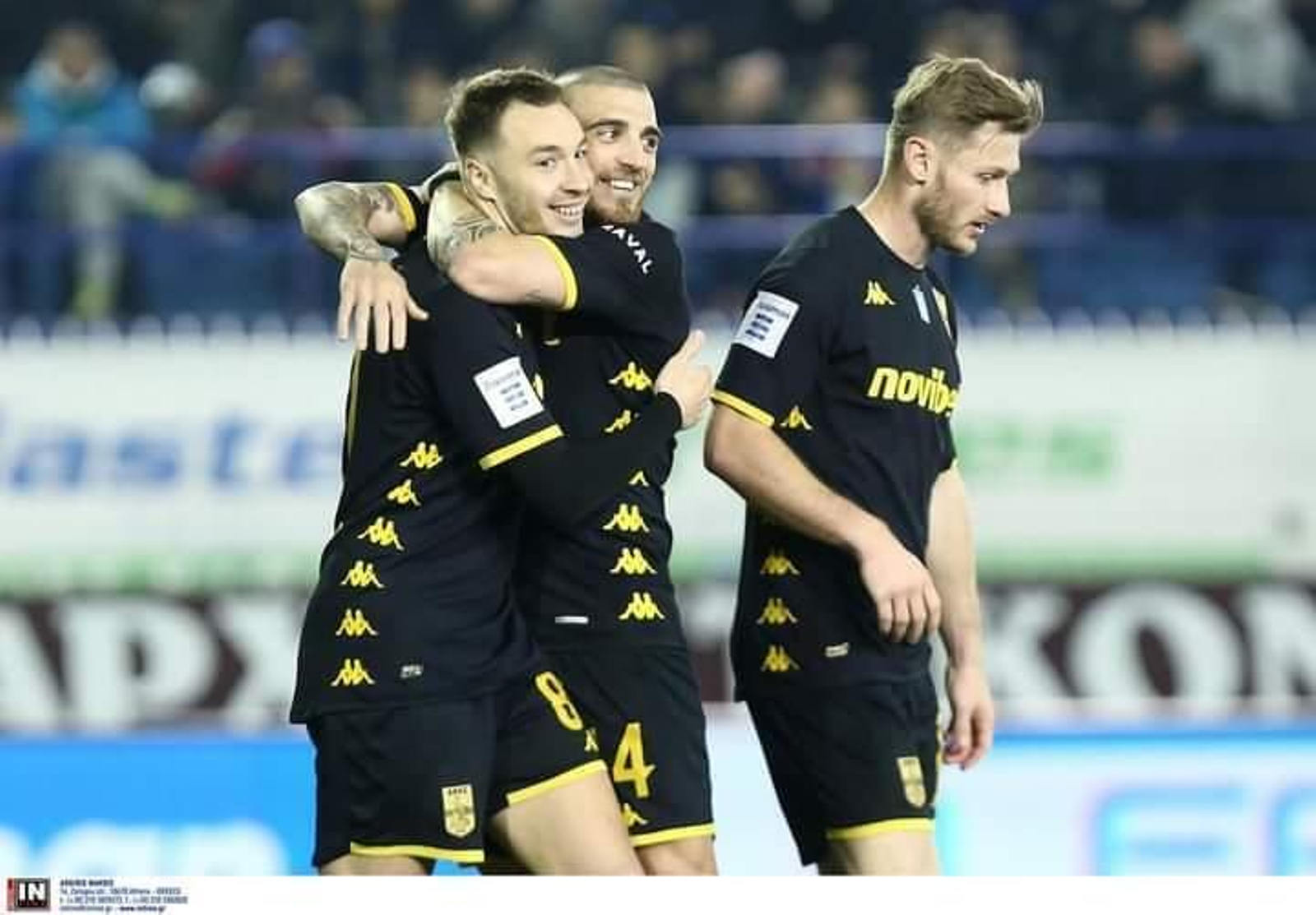 Loren Morón,  abrazado por un compañero