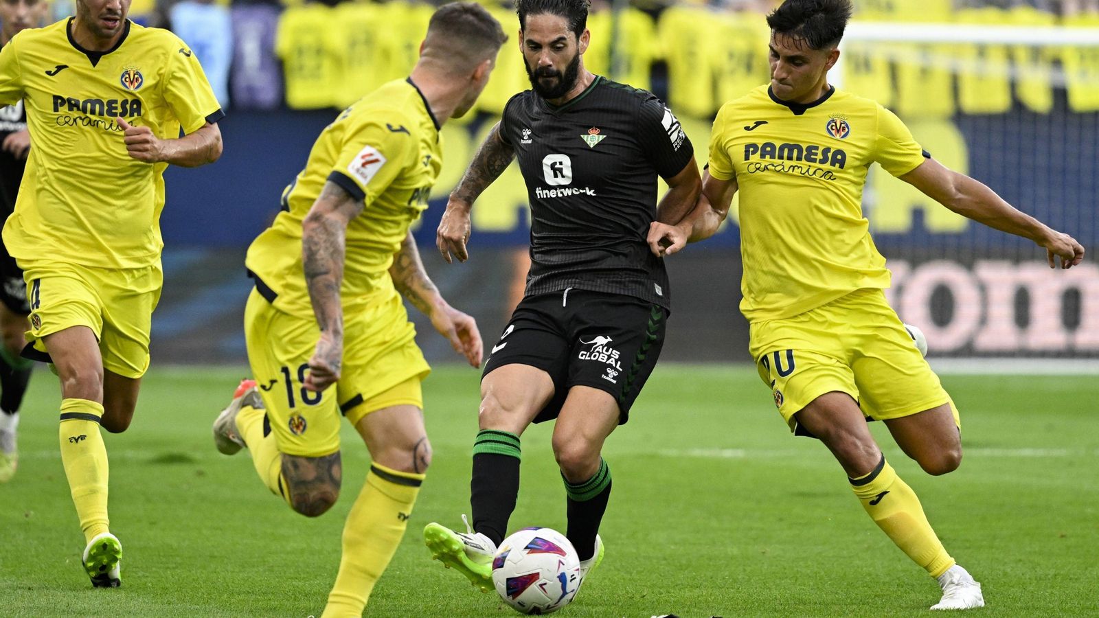 Isco Alarcón controla el balón rodeado de tres jugadores del Villarreal el pasado domingo.